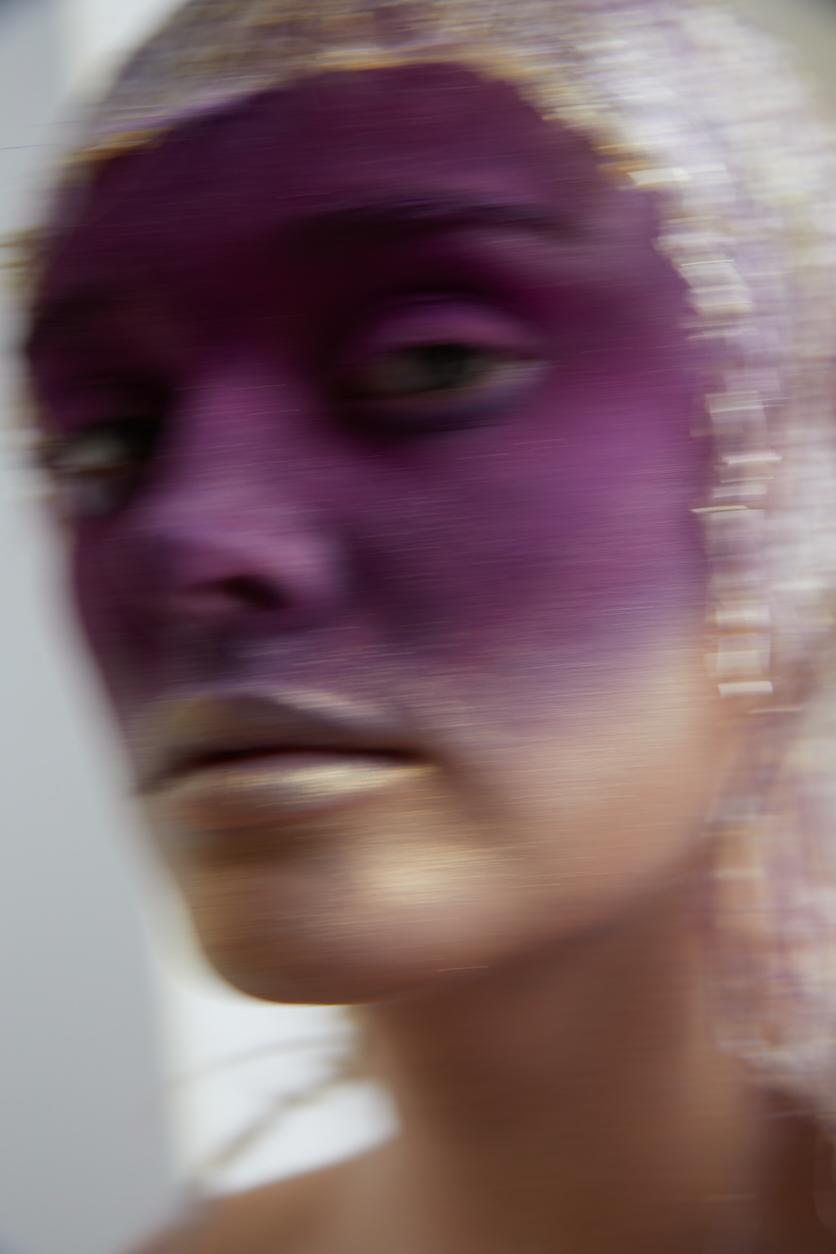 Pigmento em pó Lumière Metallic Powder, no tom MLP-1 Gold e pigmento em pó, Lumière Luxe Powder, no tom LX-14 Amethyst, ambos BEN NYE.