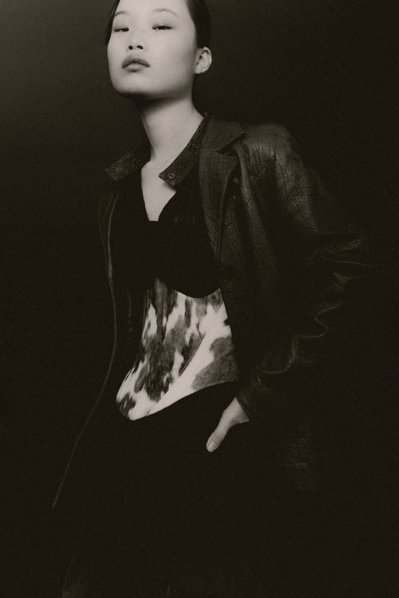 Casaco, SIMORRA. Corset, RGV MADRID. Vestido, CASONÁ.  