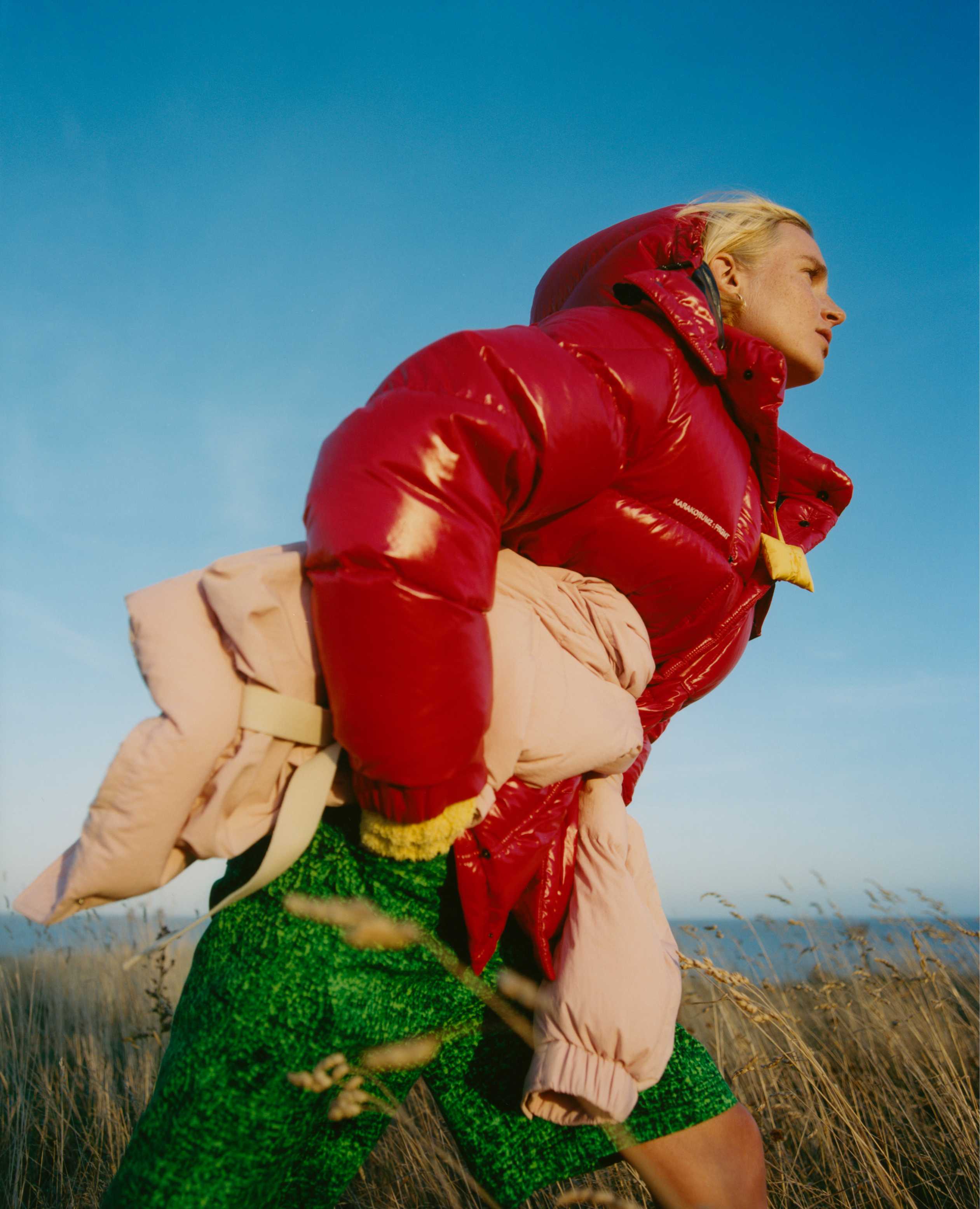 Casaco, 7 MONCLER FRAGMENT HIROSHI FUJIWARA. Casaco (no braço), camisola e calções, tudo 1 MONCLER JW ANDERSON.