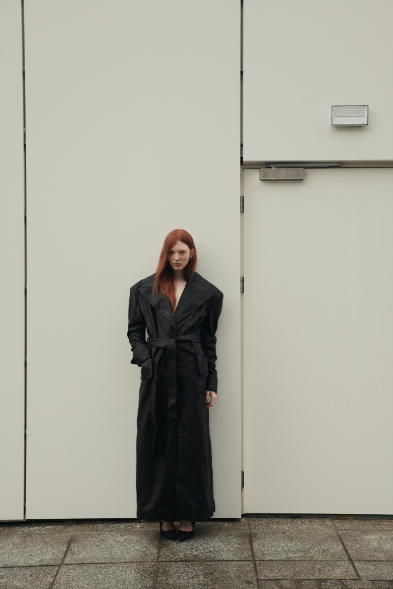 Casaco, Wiktoria Frankowska Studio. Casaco, Holzweiler. Brincos, TOSKA. Sapatos, Zara; casaco, Karen Arcanjo. Saia, Adolfo Dominguez. Brincos, Melancholia; vestido, Self-Portrait. Brincos, Melancholia. Casaco, Wiktoria Frankowska Studio. Casaco, Holzweiler. Brincos, TOSKA. Sapatos, Zara; casaco, Karen Arcanjo. Saia, Adolfo Dominguez. Brincos, Melancholia; vestido, Self-Portrait. Brincos, Melancholia.
