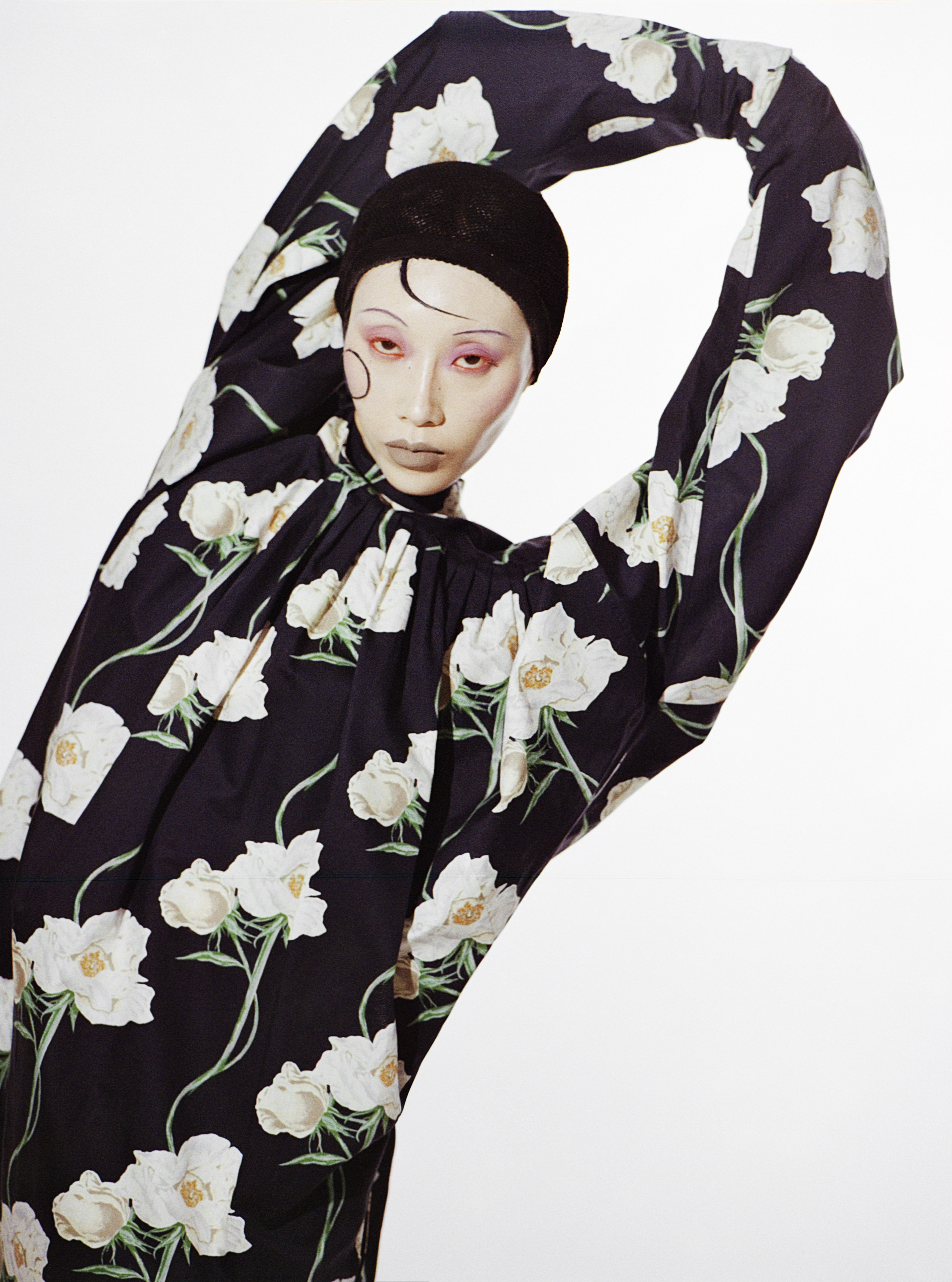 Casaco, KARL LAGARFELD. Vestido (usado à cintura): TOTEME; vestido, KENZO.
