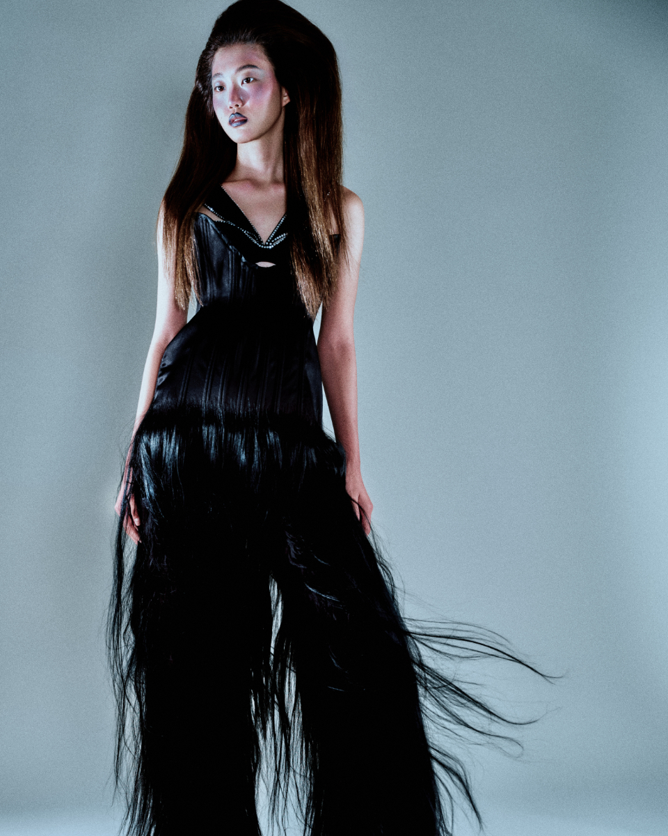 Top,  LA REVECHE. Calças, VIKTOR GARBESHKOV. Sapatos, OKOVOW.