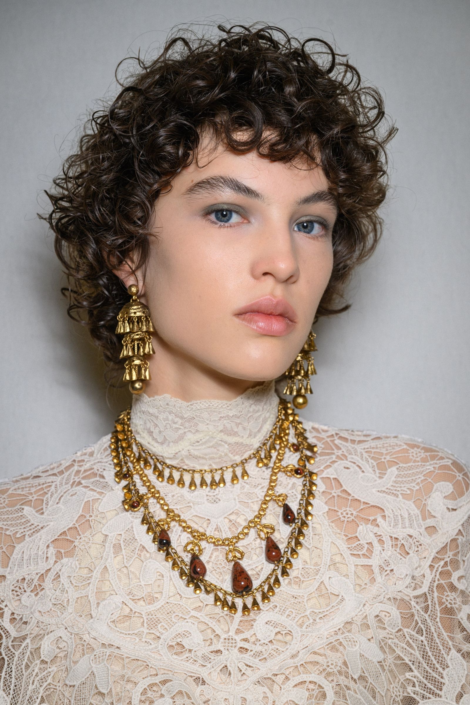 Modelo no desfile da Zimmermann, com o cabelo encaracolado e corte curly shag.