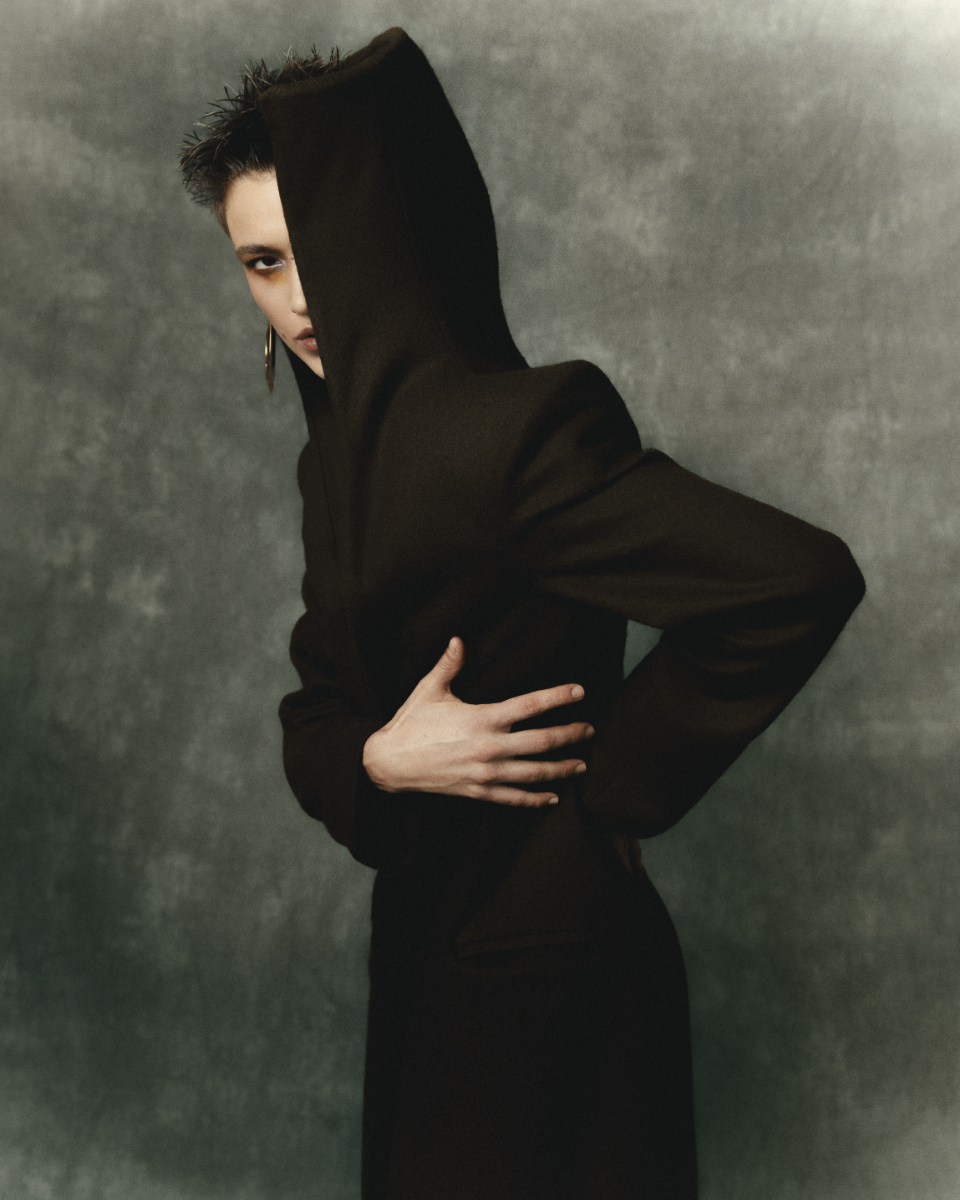 Antu: casaco, ATELIER ROGER COUTINHO. Luva (utilizada na cara), I LIKE IT. Brincos, CARLOS PENNA.