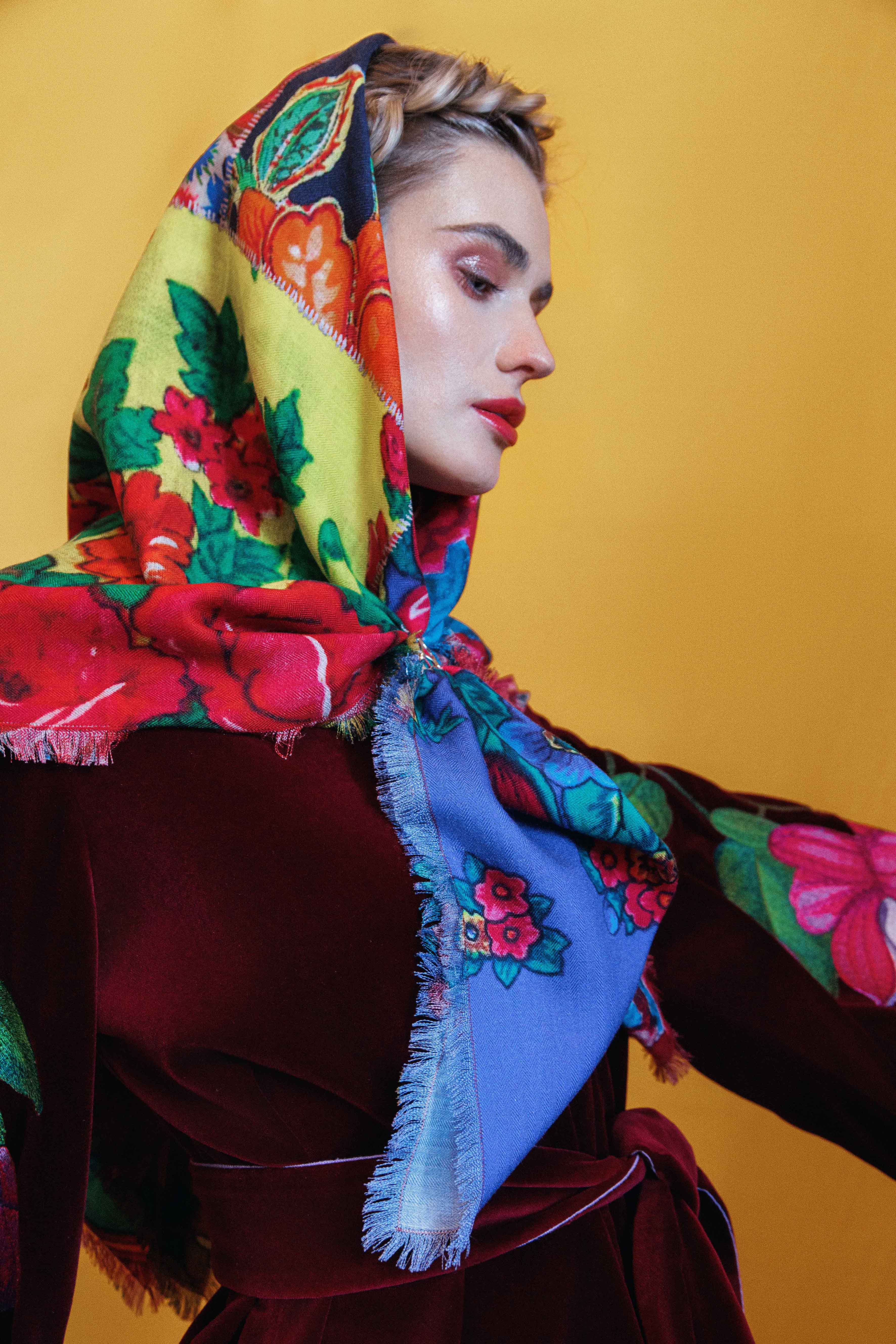 Parshyna: casaco, EMBROIDERED GEM. Lenço, OLIZ. Anel de lenço, BIMBA Y LOLA. Parshyna: casaco, EMBROIDERED GEM. Lenço, OLIZ. Anel de lenço, BIMBA Y LOLA.