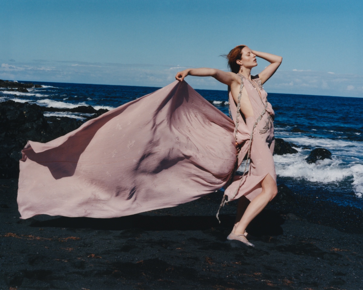 Vestido, ERDEM. Brincos, COMPLETED WORKS. Sapatos, JIMMY CHOO.