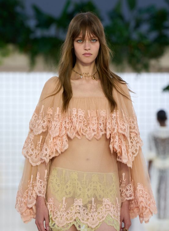 À esquerda: Jane Birkin. À direita: Chloé primavera/verão 2025. À esquerda: Jane Birkin. À direita: Chloé primavera/verão 2025.