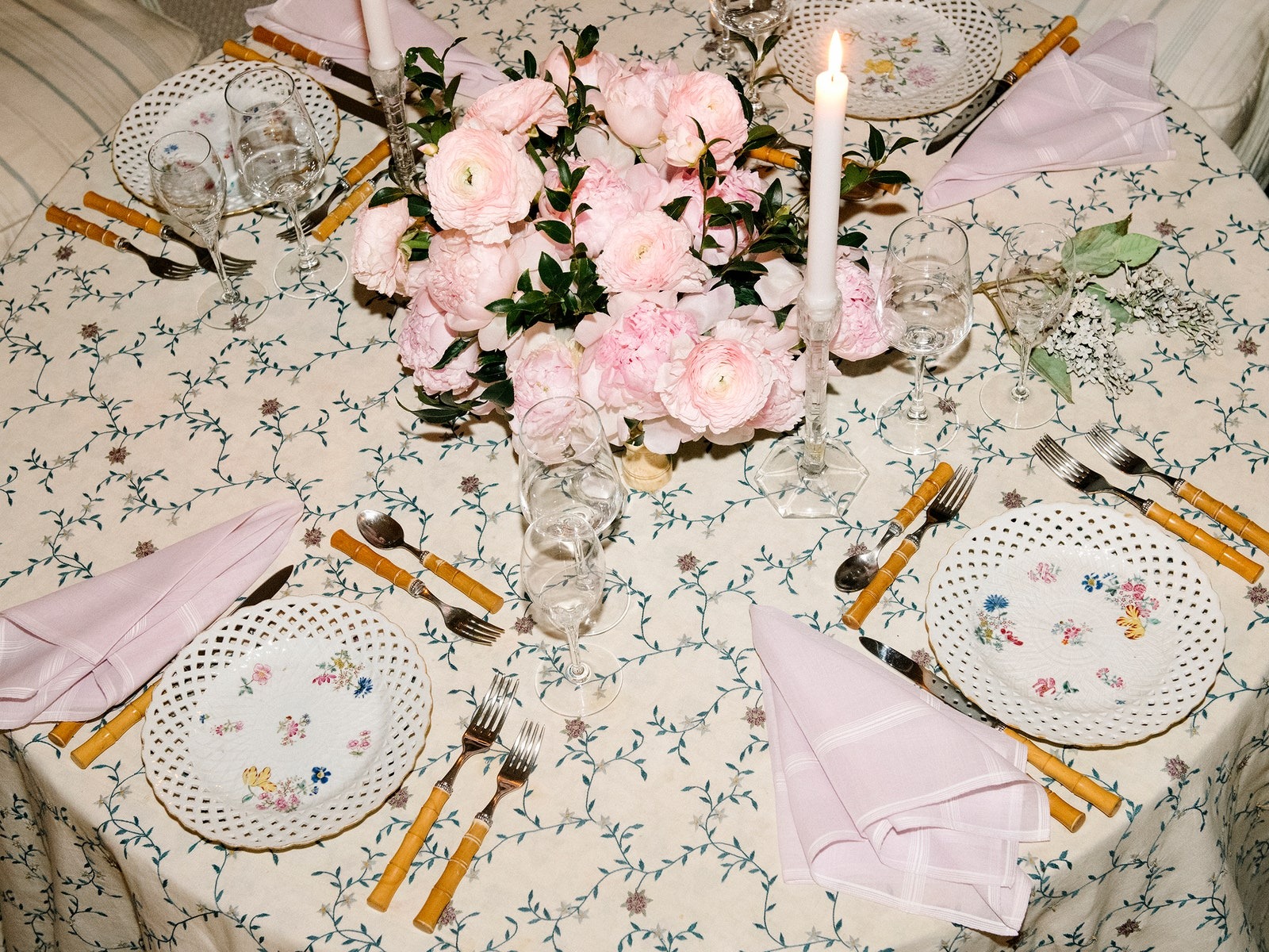“Não sou uma pessoa festiva”, diz Deeda Blair, um ícone da sociedade nova-iorquina. Na foto, uma decoração de mesa para quatro pessoas, no seu apartamento em Sutton Place.