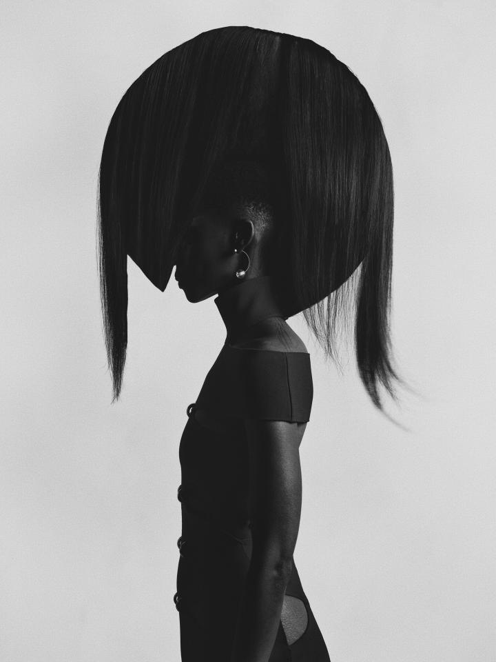 Nella: vestido, ALEXANDER MCQUEEN. Brincos Balance 4 Point 0, GIJS BAKKER.