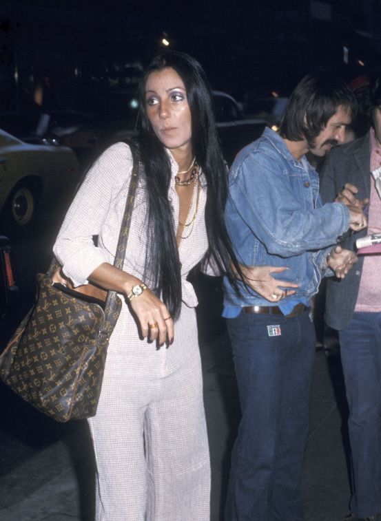 À esquerda: Cher, em 1973. À direita: Sacai primavera/verão 2025.