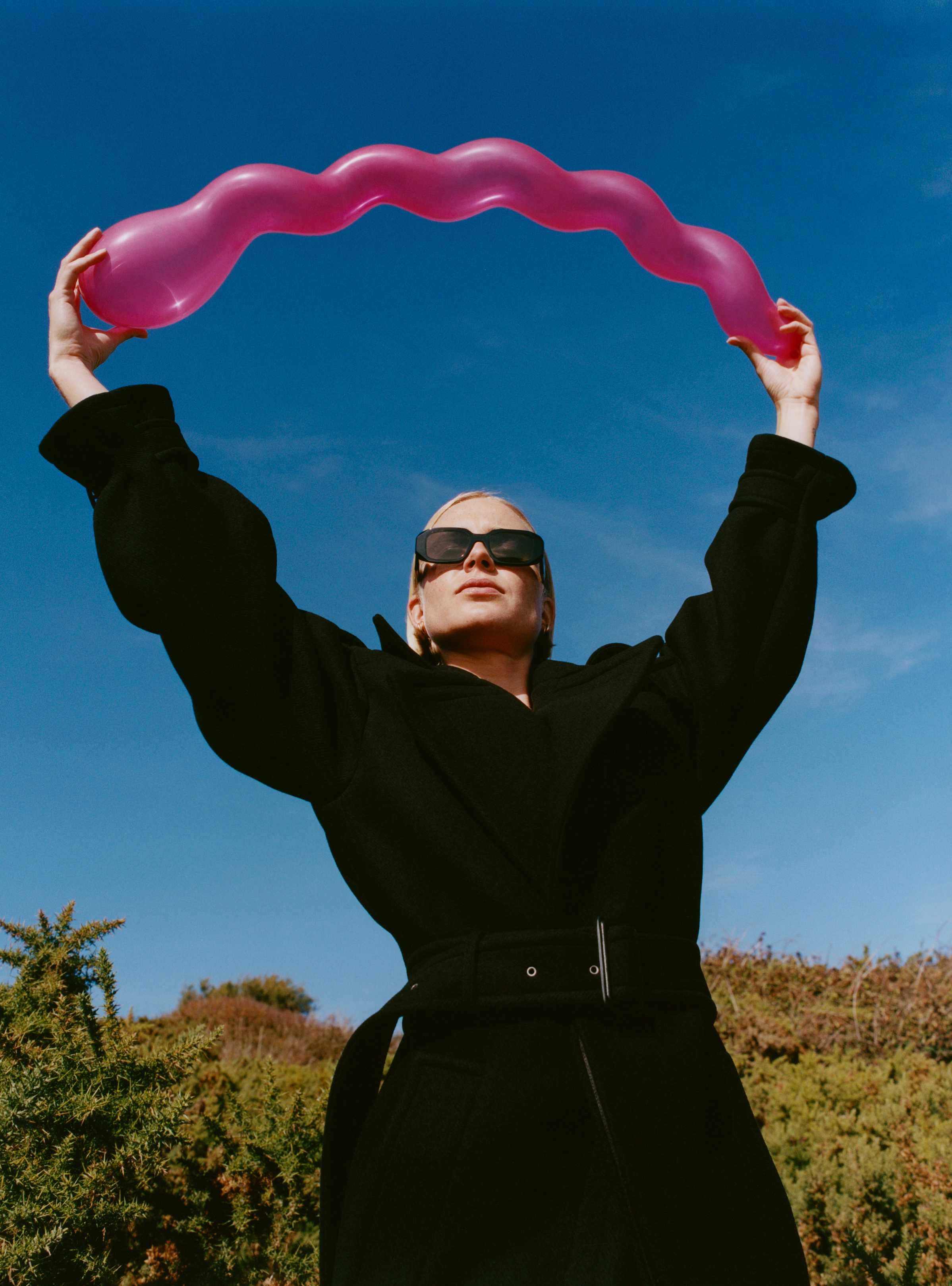Casaco, SAINT LAURENT BY ANTHONY VACCARELLO. Óculos de sol, PRADA.
