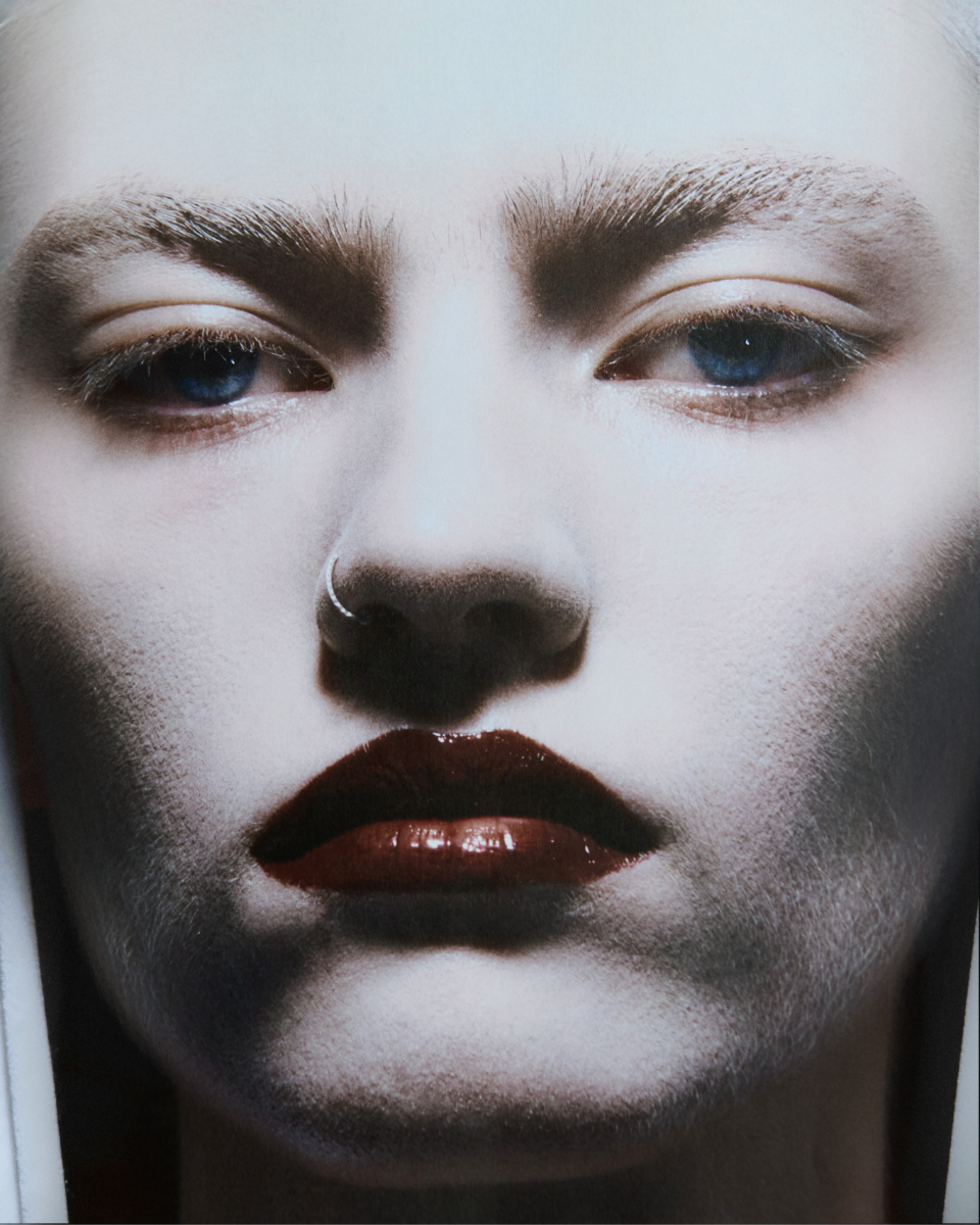 Top, NORMA KAMALI. Chapéu, da produção.