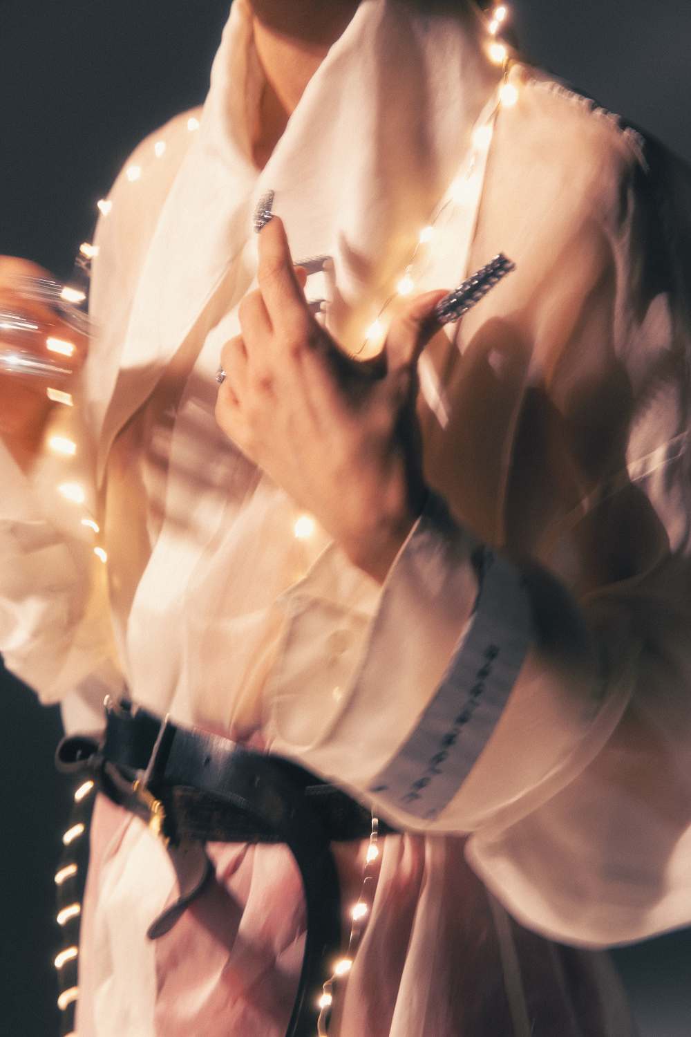 Camisa, PAOLA MOLET. Calças, RUBEN ARRANZ. Cinto, GIANNI VERSACE, na ATELIER RESISTANCE. Meias, METRO CUADRADO. Sapatos, THE FOREST SHOES.