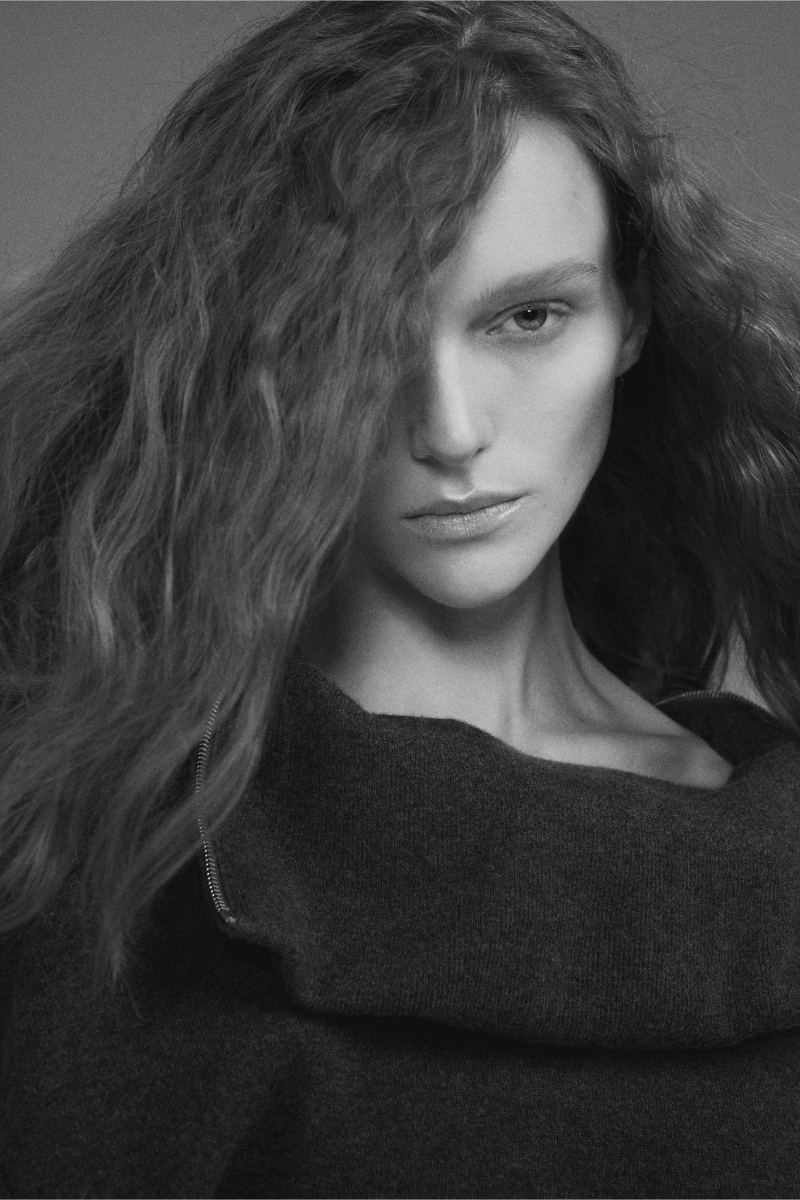 Camisola, calças, chapéu e sapatos, tudo LOUIS VUITTON; Camisola, BALENCIAGA.