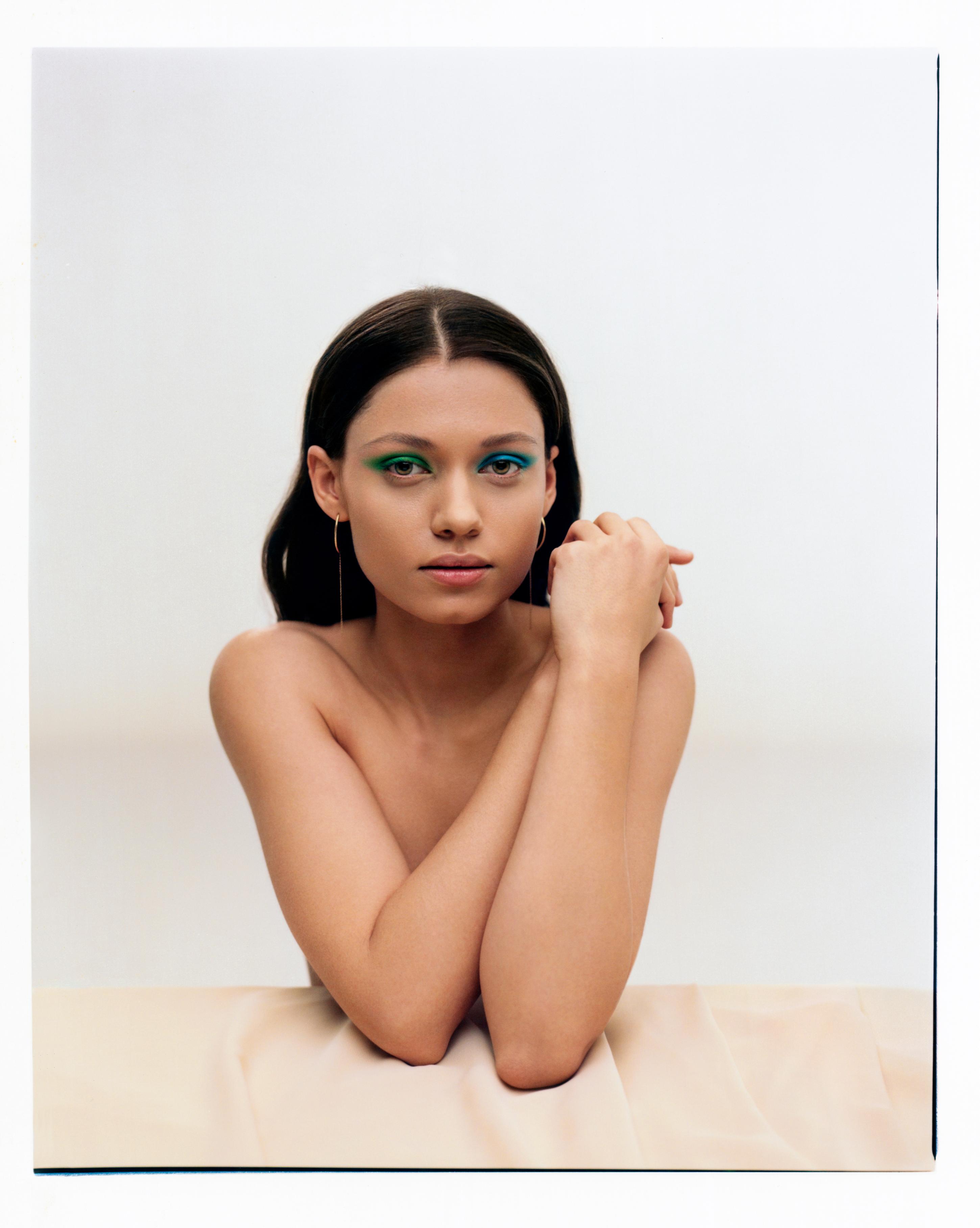 Brincos Moon em ouro amarelo, KASIA WÓJCIK. Base Backstage Face & Body, no tom 3WO, € 45, DIOR. Sabão de sobrancelhas Soap Brows Extra Strong, WEST BARN CO. Sombras de olhos da coleção Carnival XL Pro, nos tons The Hype e Make Waves, € 47,95, BPERFECT X STACEY MARIE.