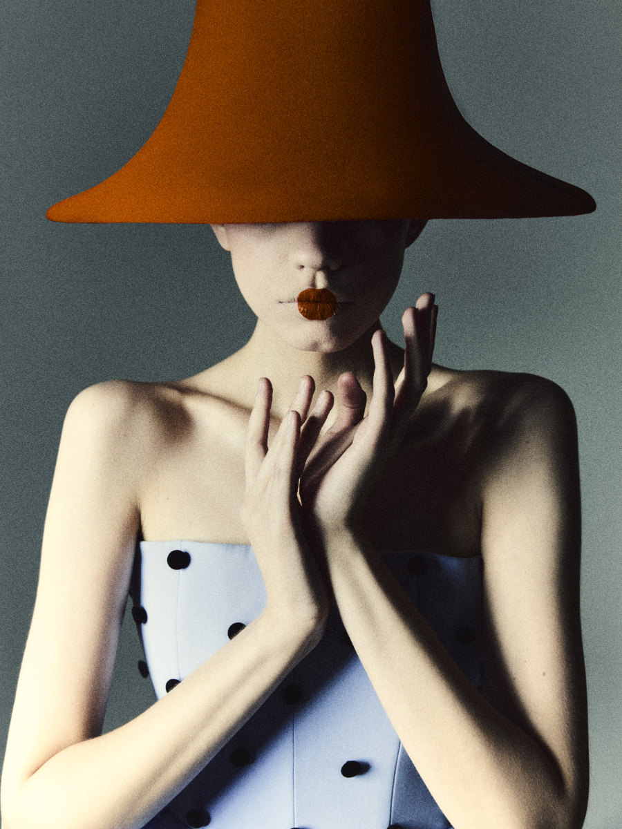 Vestido, AZZI & OSTA. Chapéu, MOH HAMED.