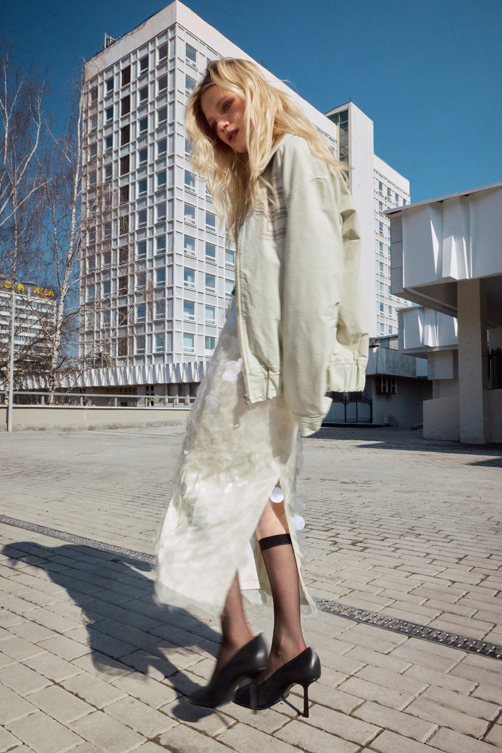 Casaco, ETUDOS STUDIO. Camisola, MISS SIXTY. Saia, MANGO. Sapatos, SCHUTZ.