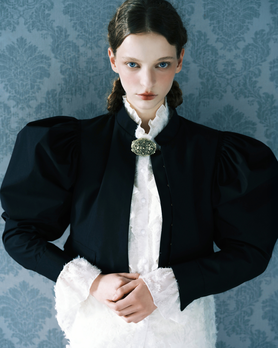 Casaco e blusa, CHLOÉ. Alfinete-de-dama vintage, HISTORICAL COSTUME DEPARTMENT.