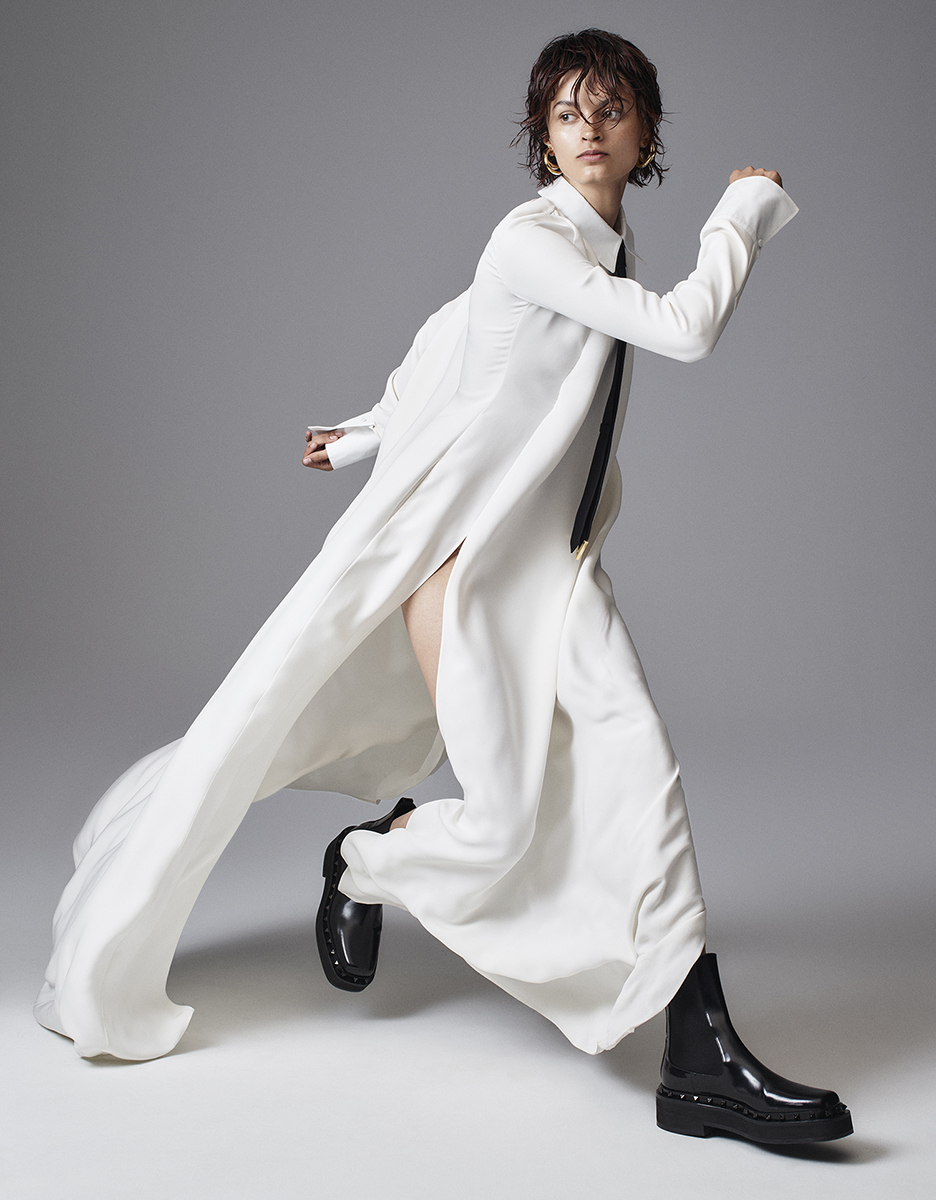 Vestido, brincos, gravata e botas, tudo VALENTINO.