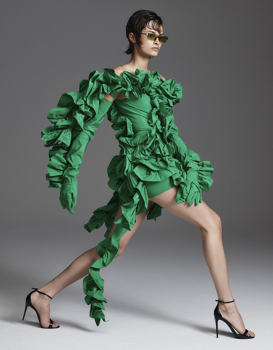 Vestido e luvas, AKNVAS. Óculos de sol, LIS THE LABEL. Sandálias, DOLCE & GABBANA.