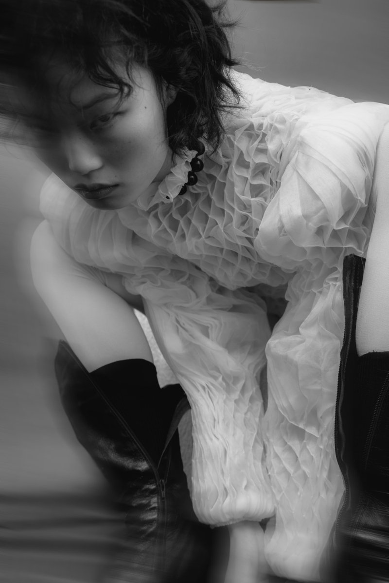 Vestido, SIMORRA. Colar, BEATRIZ PALACIOS. Collants, CALZEDONIA. Botas, YACARE.