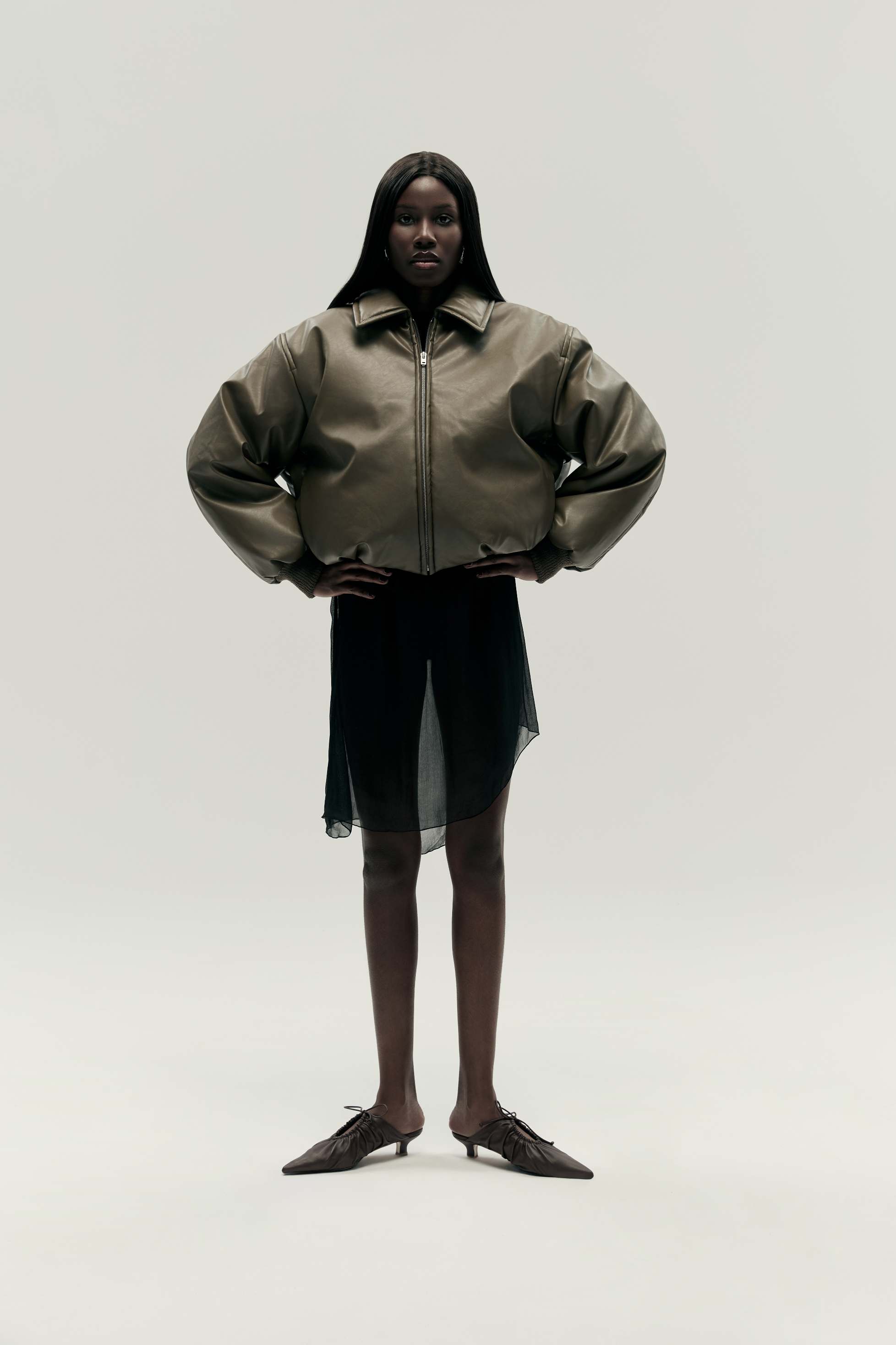 Casaco, ACNE STUDIOUS. Vetido, WIKTORIA FRANKOWSKA. Brincos, PAREL PAREL. Sapatos, BY MALENE BIRGER.