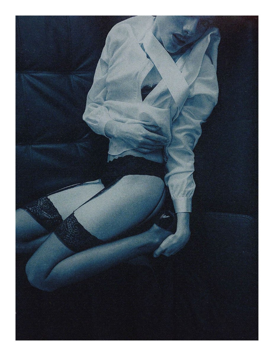 Blazer, 2B. Camisa, PRADA. Brincos, VERSACE; camisa, TOM FORD. Ciecas e meias, LA PERLA. Sapatos, THE ATTICO; casaco, ETRO.