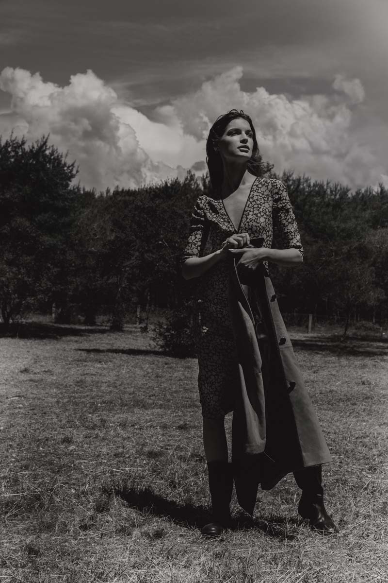 Vestido, casaco e botas, tudo PRADA.