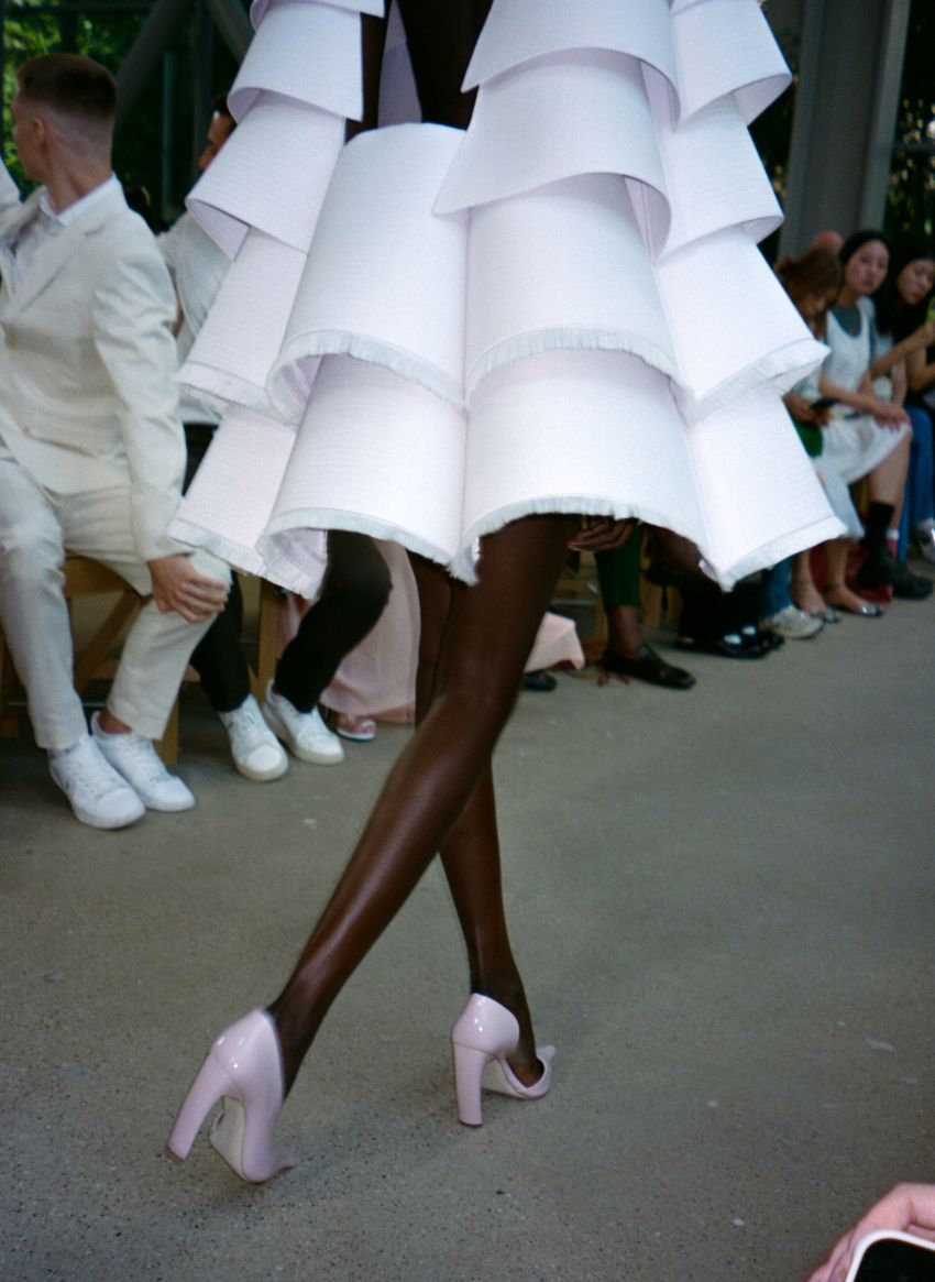 Esquerda: Théâtre du Châtelet. Direita: ArdAzAei Haute Couture. Esquerda: Théâtre du Châtelet. Direita: ArdAzAei Haute Couture.