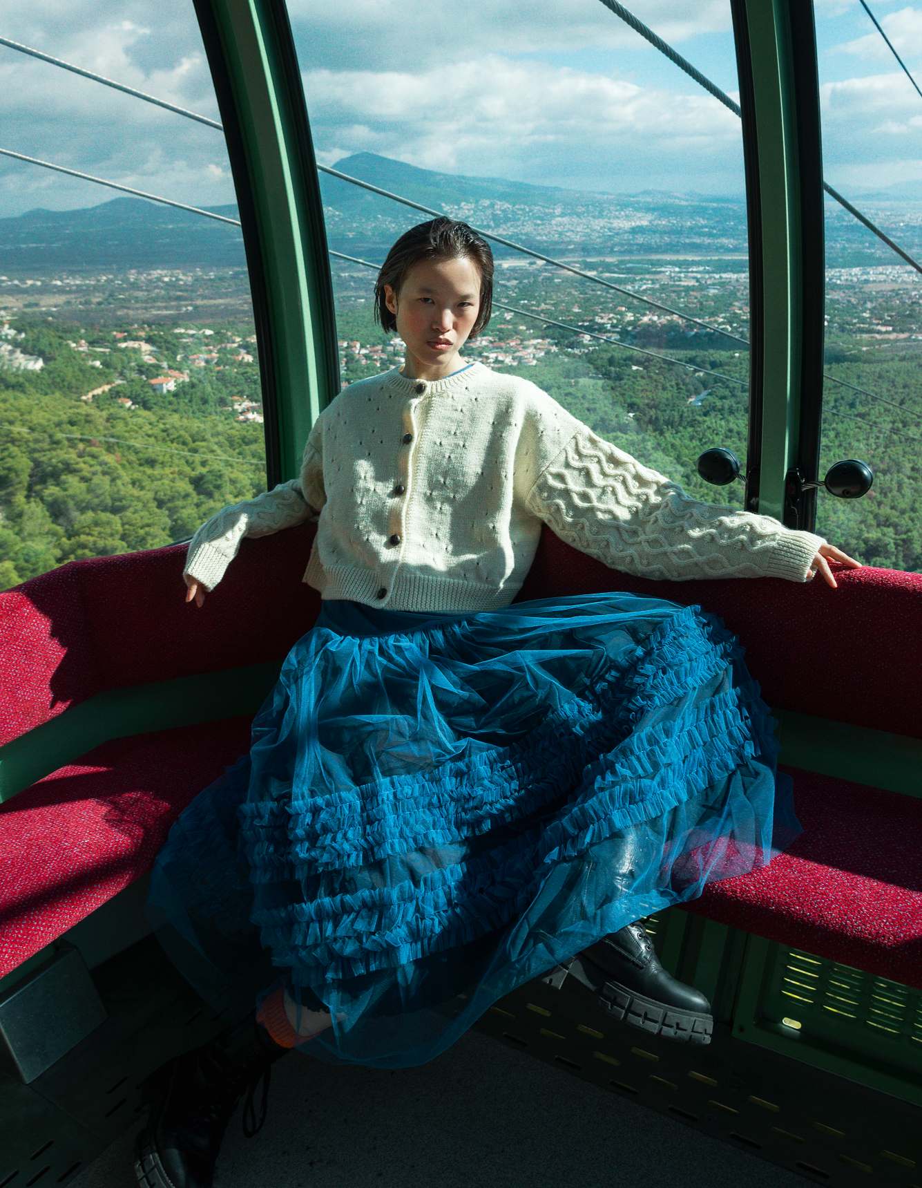 Casaco e vestido, MOLLY GODDARD. Meias, JOHNSTONS OF ELGIN. Sapatos, ASH.