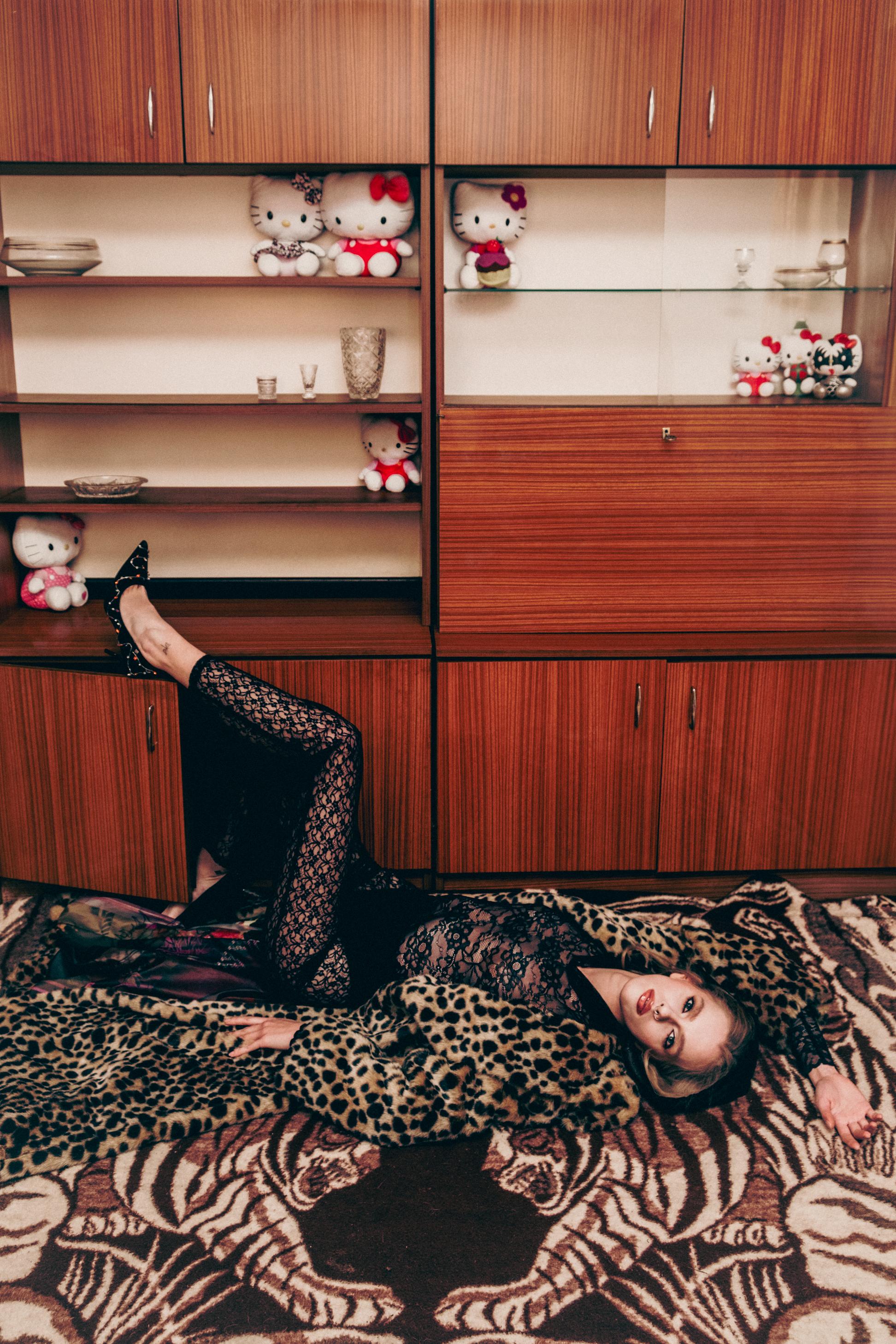 Casaco e macacão, KAROLINA AUGUSTOWKA. Sapatos, na DRUGI SORT.