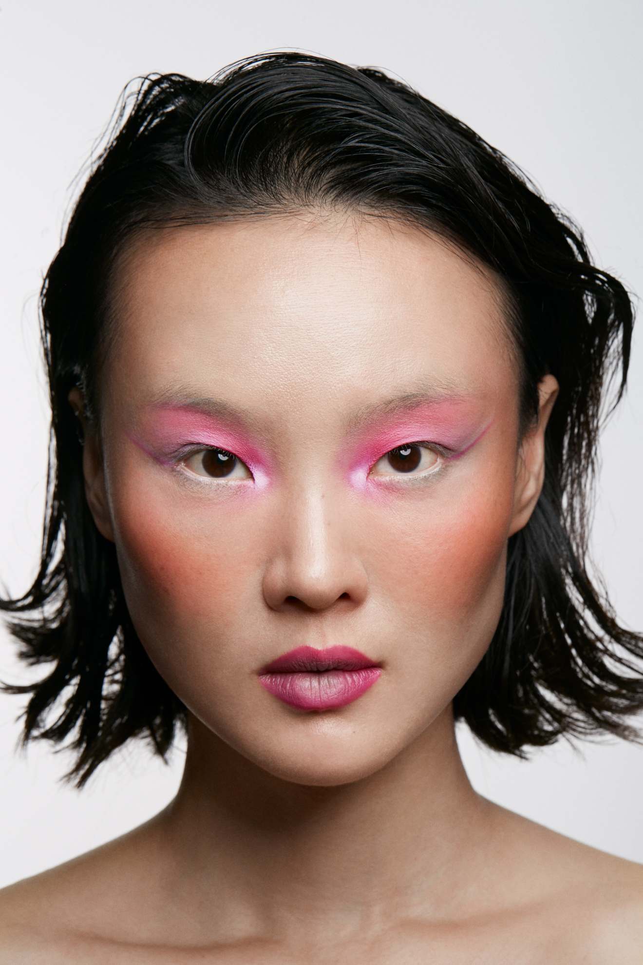 Gia T: base HD Skin All-In-One, no tom Harmony 1, € 86, MAKE UP FOR EVER em SEPHORA.PT. Iluminador Ambient Lighting Palette, no tom Dlm Light, € 78, HOURGLASS em SEPHORA.PT. Pó translúcido, € 24,95, LAURA MERCIER. Blush Cheek Color Palette #1, MUD MAKE-UP DESIGNORY. Pigmento em creme (usado nos olhos) Petites Matte Editorial Brigths Palette, nos tons Pink e White, € 24,97, VISEART PARIS. Batom Stunna Lip Paint, no tom Unlocked, € 29, FENTY BEAUTY em SEPHORA.PT. Spray de cabelo More Inside Shimmering Mist, € 25,10, DAVINES. Spray de cabelo Infinium Pure, € 30, L’ORÉAL PROFESSIONNEL em SEPHORA.PT.