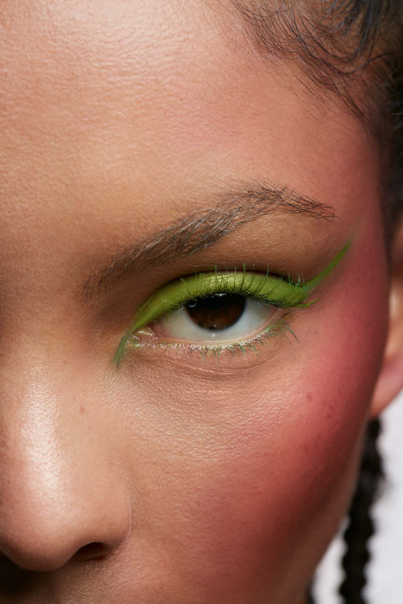 Maddux: base HD Skin All-In-One Palette, no tom Harmony 1, € 86, MAKE UP FOR EVER em SEPHORA.PT. Base Olive Series Pallete, RCAM MAKE UP. Iluminador Lighting Palette Volume ll, € 78, HOURGLASS em SEPHORA.PT. Pó translúcido, € 44,95, LAURA MERCIER em LOOKFANTASTIC.PT. Blush Major Headlines Double-Take Crème & Powder, no tom She’s Giving, € 33,95, PATRICK TA BEAUTY. Sombra de olhos Visepro Editorial Brights, nos tons Pink, Kelly e Lime, € 49,94, VISEART PARIS. Batom Stunna Lip Paint, no tom Underdawg, € 26, FENTY BEAUTY. Spray de cabelo Infinium Pure, € 30, L’OREAL PROFESSIONNEL em SEPHORA.PT. Spray de cabelo Pro Tecni Art Flex Pli, € 21,99, L’ORÉAL em PLURICOSMETICA.COM. Spray de cabelo Tecni Art Beach Waves, € 23,10, e gel de cabelo Tecni Art Fix Max Gel Sculpture Force 6, € 23,20, L’ORÉAL PROFESSIONNEL em WELLS.PT. Óleo de cabelo Elixir Ultime - L’Huile Originale, € 67, KÉRASTASE em SEPHORA.PT. Spray de cabelo More Inside Shimmering Mist, € 25,10, DAVINES. Niyanwei: base Studio Radiance Face&Body, no tom W8, MAC COSMETICS. Blush Major Headlines Double-Take Crème & Powder Duo, € 33, 95, PATRICK TA BEAUTY. Sombra de olhos Visepro Editorial Brights, nos tons Lime, Clover, Pink e Raspberry, € 49,96, VISEART PARIS. Batom Stunna Lip Paint, no tom Unlocked, € 29, FENTY BEAUTY em SEPHORA.PT. Ana O: primer Prep + Prime Natural Radiance, € 49, base Studio Radiance Face&Body, no tom C4, € 45, corretor Studio Fix Conceal and Correct Pallete, no tom Medium, € 49, lápis de lábios, no tom Mahogany, € 27, batom Macximal Silky Matte, no tom D for Danger, € 18, MAC COSMETICS em ELCORTEINGLES.PT. Blush Pro Face Palette, no tom Deep Blush, Wine Me, e pigmento em creme Pro Palette Paintstick, nos tons Chartreuse e Landscape Green, MAC COSMETICS. Sombra de olhos Morphe X James Charles Palette, no tom Social Blade, MORPHE. Primer de lábios Prep + Prime, € 27, MAC COSMETICS em PERFUMESECOMPANHIA.PT. Gel de cabelo Braid Formul Conditioning Gel, EBIN NEW YORK. Spray de cabelo More Inside Shimmering Mist, € 25,10, e mousse More Inside Volume Boost, € 26,20, DAVINES. Maddux: base HD Skin All-In-One Palette, no tom Harmony 1, € 86, MAKE UP FOR EVER em SEPHORA.PT. Base Olive Series Pallete, RCAM MAKE UP. Iluminador Lighting Palette Volume ll, € 78, HOURGLASS em SEPHORA.PT. Pó translúcido, € 44,95, LAURA MERCIER em LOOKFANTASTIC.PT. Blush Major Headlines Double-Take Crème & Powder, no tom She’s Giving, € 33,95, PATRICK TA BEAUTY. Sombra de olhos Visepro Editorial Brights, nos tons Pink, Kelly e Lime, € 49,94, VISEART PARIS. Batom Stunna Lip Paint, no tom Underdawg, € 26, FENTY BEAUTY. Spray de cabelo Infinium Pure, € 30, L’OREAL PROFESSIONNEL em SEPHORA.PT. Spray de cabelo Pro Tecni Art Flex Pli, € 21,99, L’ORÉAL em PLURICOSMETICA.COM. Spray de cabelo Tecni Art Beach Waves, € 23,10, e gel de cabelo Tecni Art Fix Max Gel Sculpture Force 6, € 23,20, L’ORÉAL PROFESSIONNEL em WELLS.PT. Óleo de cabelo Elixir Ultime - L’Huile Originale, € 67, KÉRASTASE em SEPHORA.PT. Spray de cabelo More Inside Shimmering Mist, € 25,10, DAVINES. Niyanwei: base Studio Radiance Face&Body, no tom W8, MAC COSMETICS. Blush Major Headlines Double-Take Crème & Powder Duo, € 33, 95, PATRICK TA BEAUTY. Sombra de olhos Visepro Editorial Brights, nos tons Lime, Clover, Pink e Raspberry, € 49,96, VISEART PARIS. Batom Stunna Lip Paint, no tom Unlocked, € 29, FENTY BEAUTY em SEPHORA.PT. Ana O: primer Prep + Prime Natural Radiance, € 49, base Studio Radiance Face&Body, no tom C4, € 45, corretor Studio Fix Conceal and Correct Pallete, no tom Medium, € 49, lápis de lábios, no tom Mahogany, € 27, batom Macximal Silky Matte, no tom D for Danger, € 18, MAC COSMETICS em ELCORTEINGLES.PT. Blush Pro Face Palette, no tom Deep Blush, Wine Me, e pigmento em creme Pro Palette Paintstick, nos tons Chartreuse e Landscape Green, MAC COSMETICS. Sombra de olhos Morphe X James Charles Palette, no tom Social Blade, MORPHE. Primer de lábios Prep + Prime, € 27, MAC COSMETICS em PERFUMESECOMPANHIA.PT. Gel de cabelo Braid Formul Conditioning Gel, EBIN NEW YORK. Spray de cabelo More Inside Shimmering Mist, € 25,10, e mousse More Inside Volume Boost, € 26,20, DAVINES.