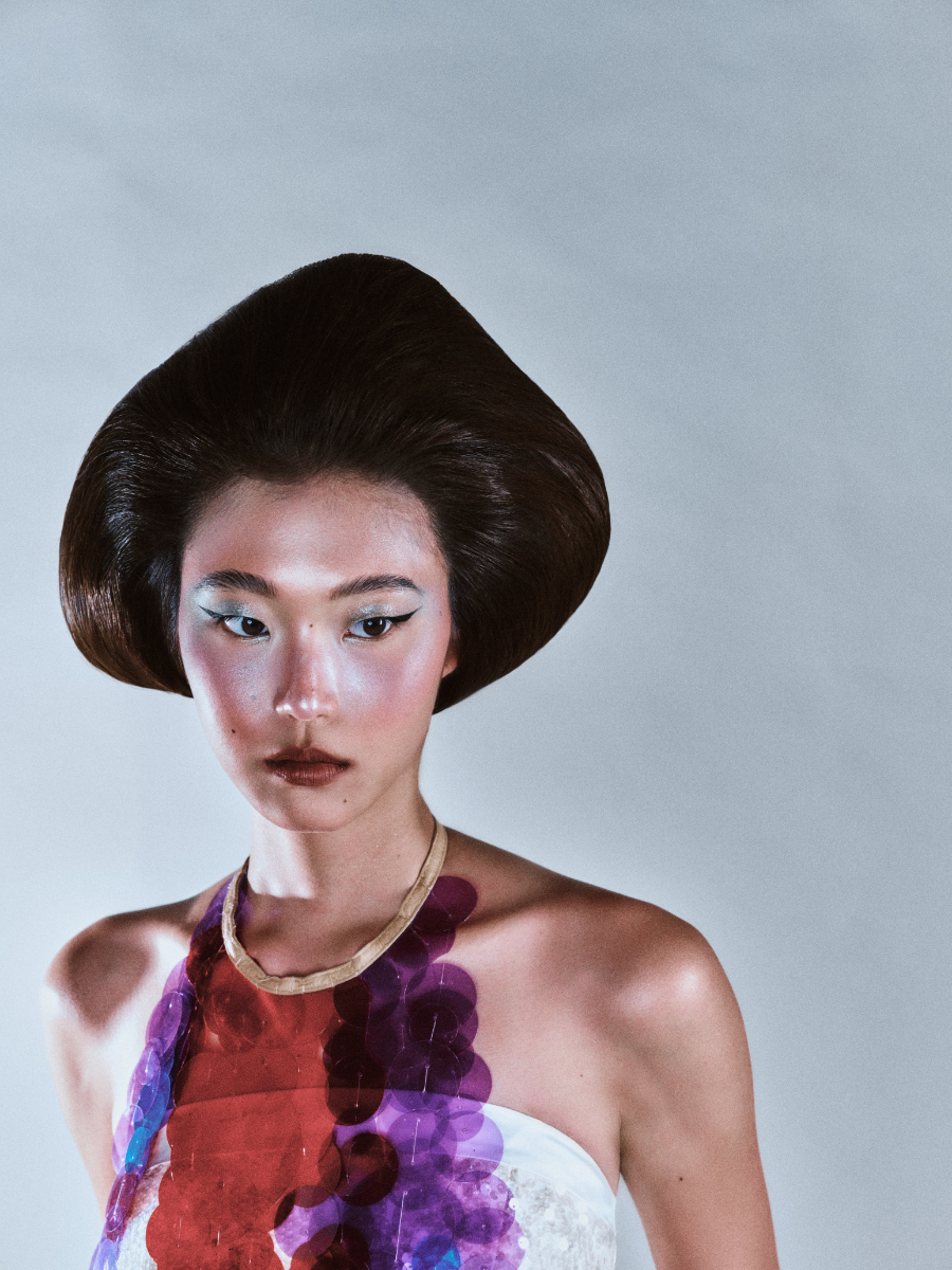 Vestido,  AVARO FIGLIO. Colar, AGGLOMERATI.