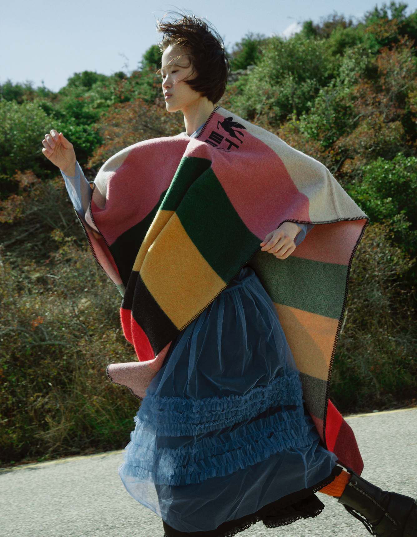 Poncho, ETRO. Vestido, MOLLY GODDARD. Meias, JOHNSTONS OF ELGIN. Botas, ASH.