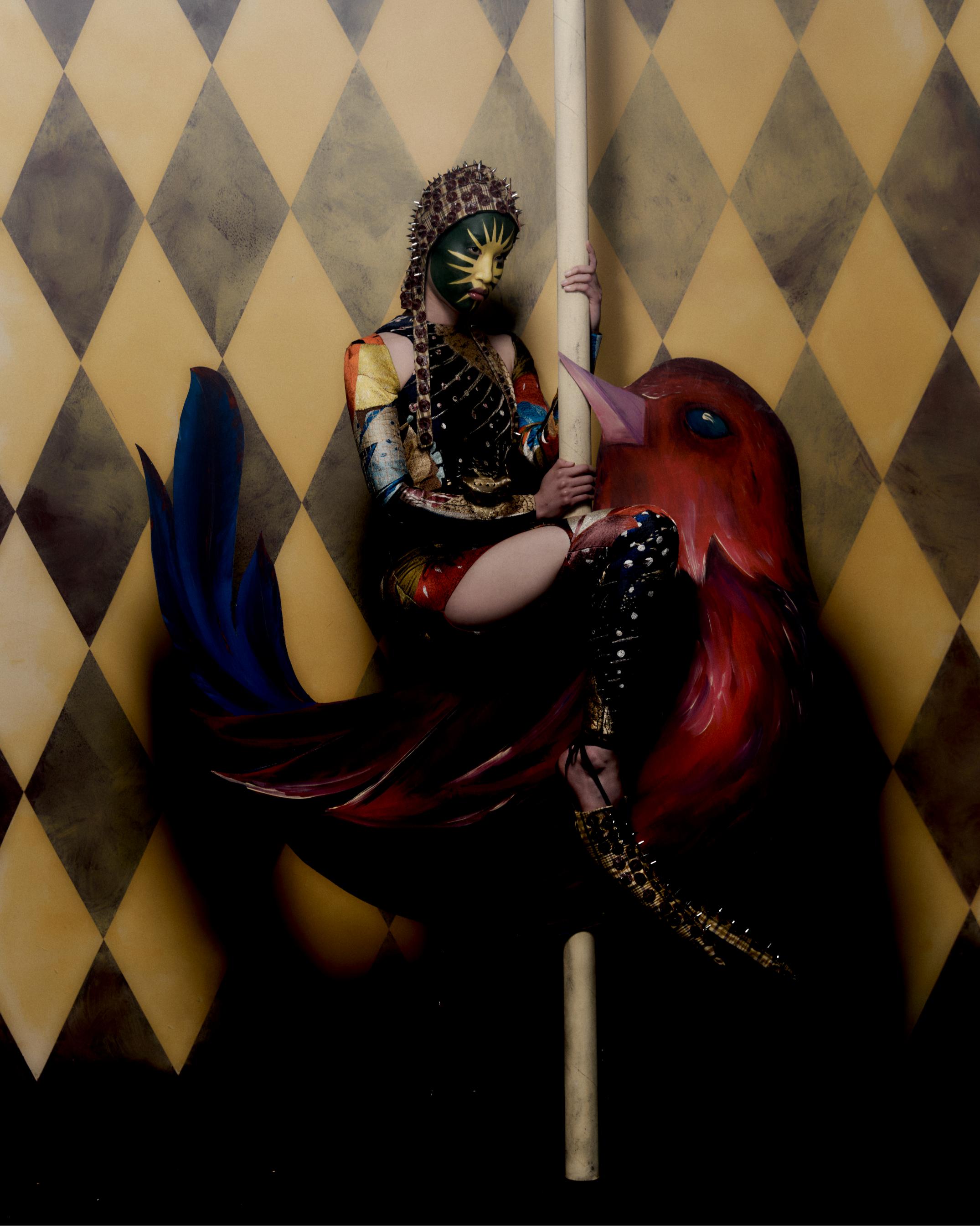 Aihui: macacão, ALEXANDER MCQUEEN. Headpiece e botas, CHRISTOPHER ANTONIO HARVEY. Pulseira vintage, PEBBLE LONDON.