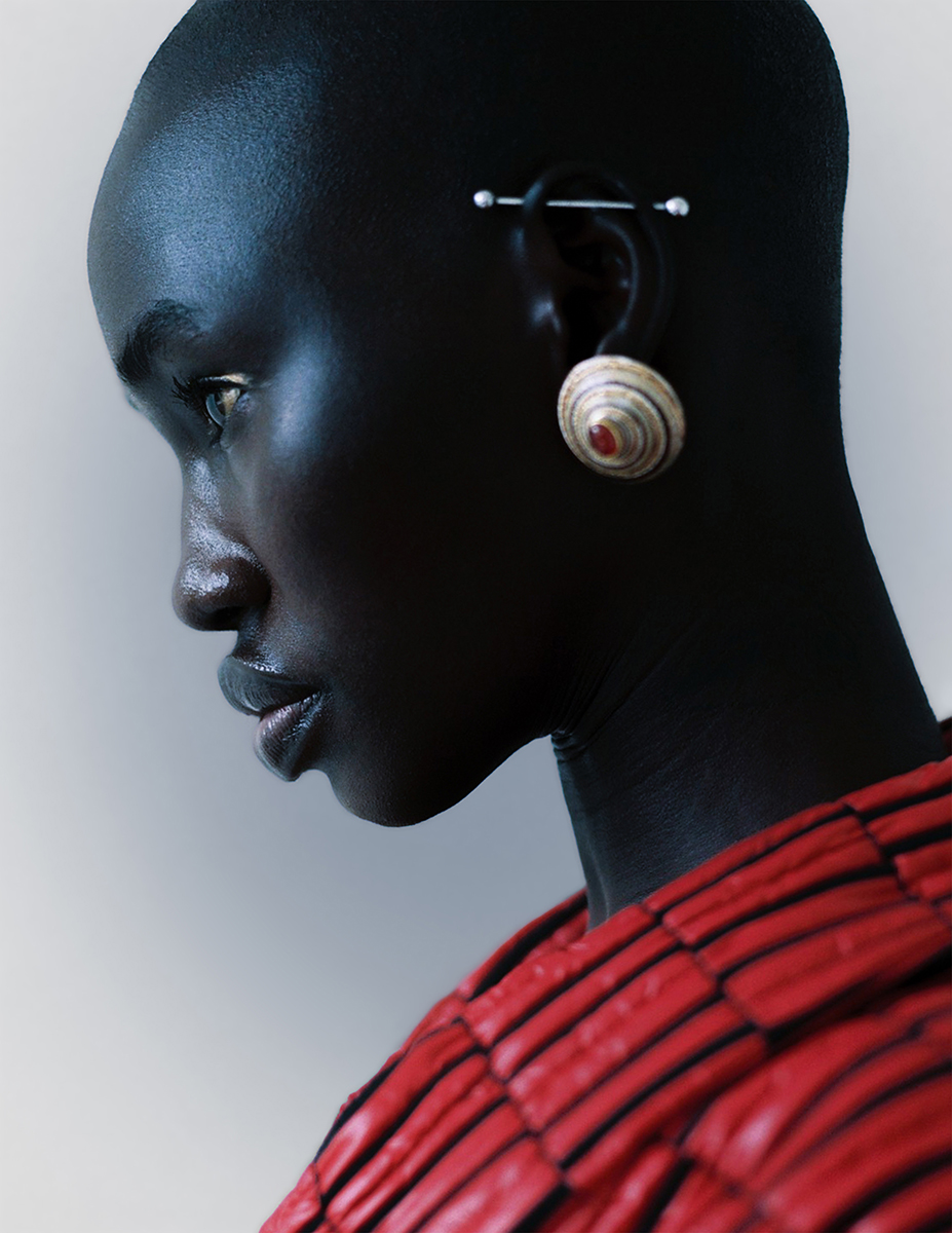 Casaco, FERRAGAMO. Brincos Salina, SONNIA JEWELLERY DESIGN.