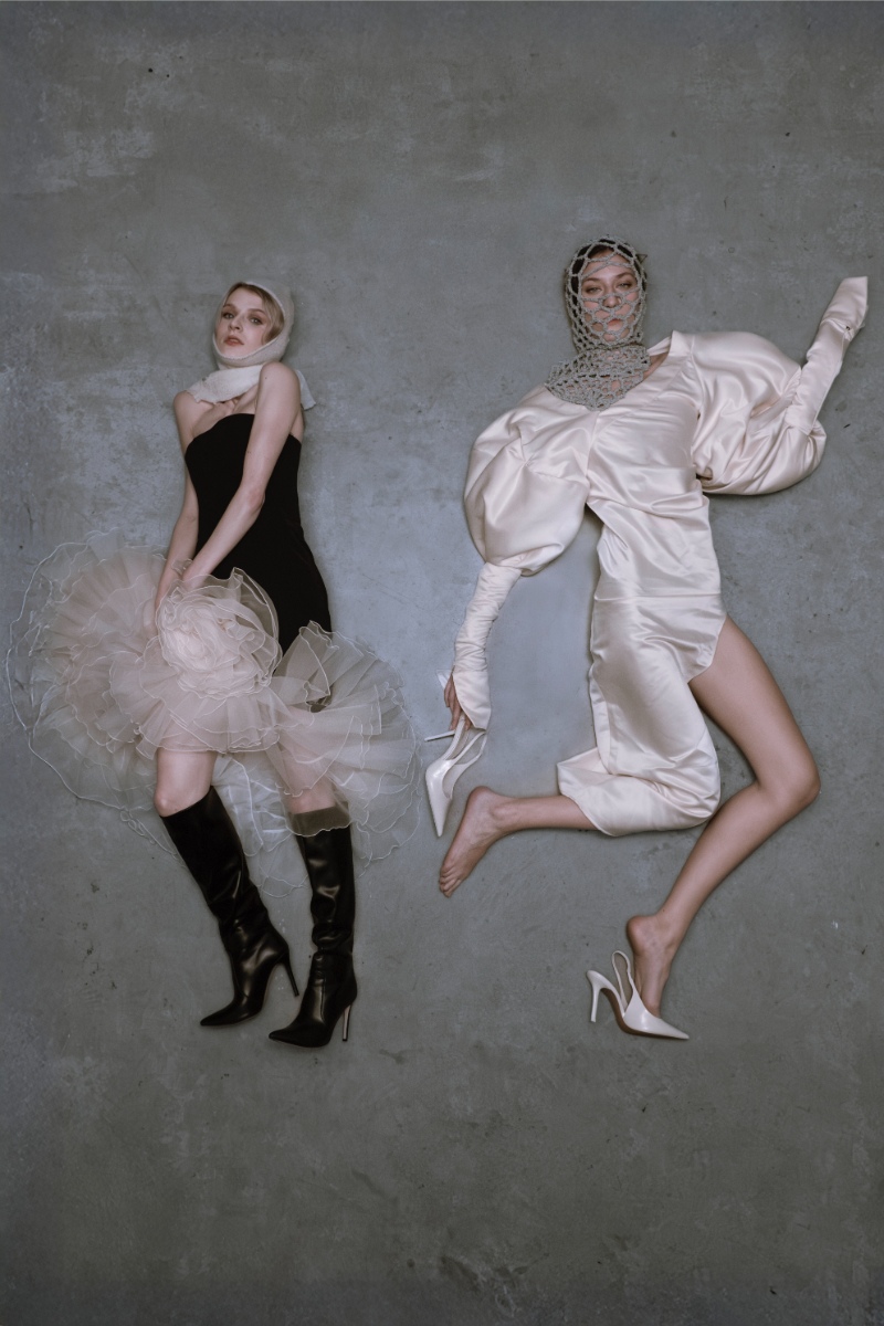 Anais: casaco e calças, GIULIA MINARINI. Balaclava, ANNA BORRIELLO & GIUGLIA GAGLIARDI. Giulia: vestido, ANNA BORRIELLO. Casaco, GIULIA MINARINI. Balaclava, ANNA BORRIELLO & GIULIA GAGLIARDI; Anais: vestido, CAMILLA MILANO. Baclava, TOMASO RICCIARDI. Botas, da produção. Giulia: vestido, GIULIA MINATITI. Balaclava, GIULIA GAGLIARDI. Sapatos, da produção. Anais: casaco e calças, GIULIA MINARINI. Balaclava, ANNA BORRIELLO & GIUGLIA GAGLIARDI. Giulia: vestido, ANNA BORRIELLO. Casaco, GIULIA MINARINI. Balaclava, ANNA BORRIELLO & GIULIA GAGLIARDI; Anais: vestido, CAMILLA MILANO. Baclava, TOMASO RICCIARDI. Botas, da produção. Giulia: vestido, GIULIA MINATITI. Balaclava, GIULIA GAGLIARDI. Sapatos, da produção.