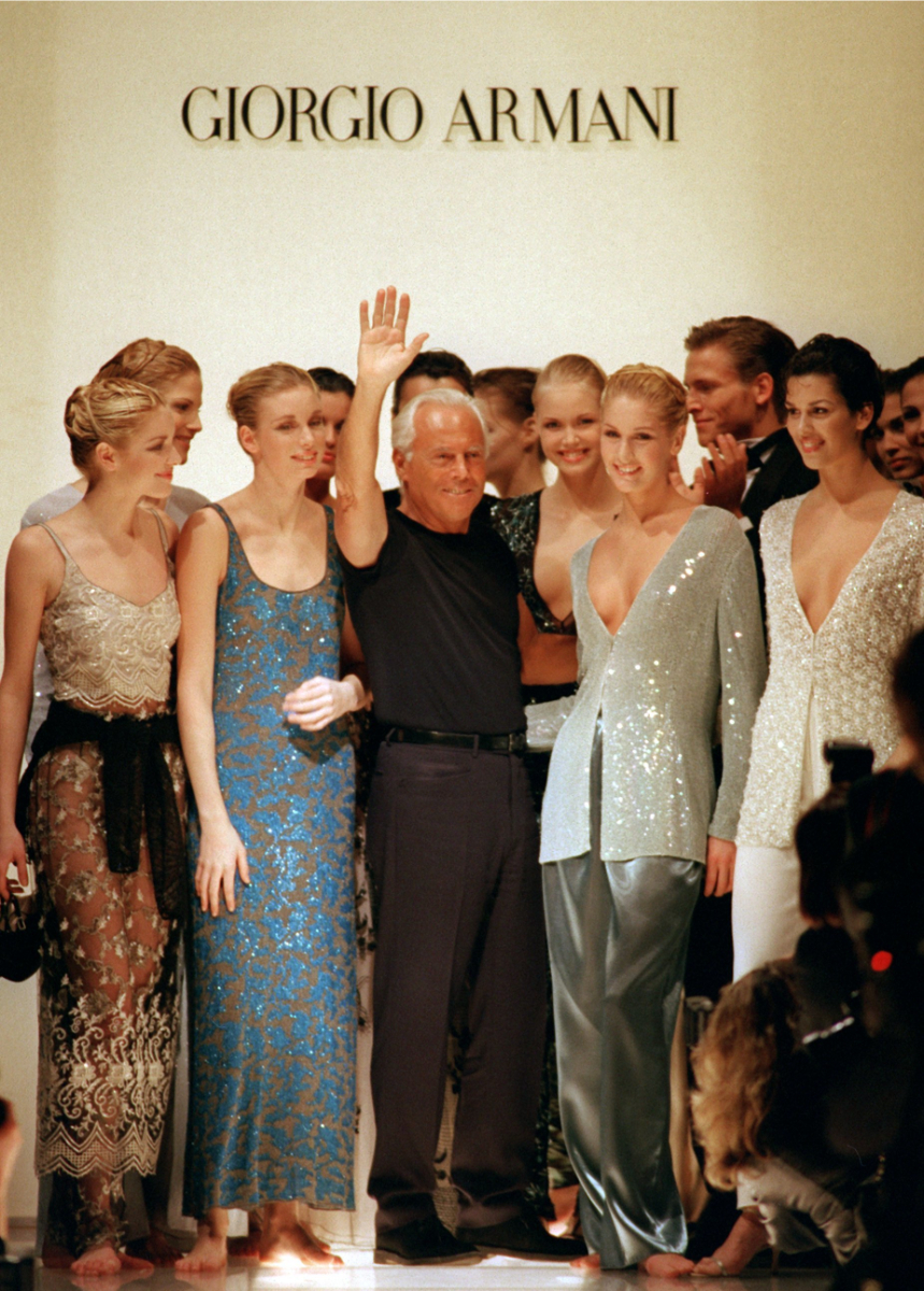 Giorgio Armani e as suas modelos após a apresentação do desfile de inauguração de loja de Hamburgo, fevereiro 1997