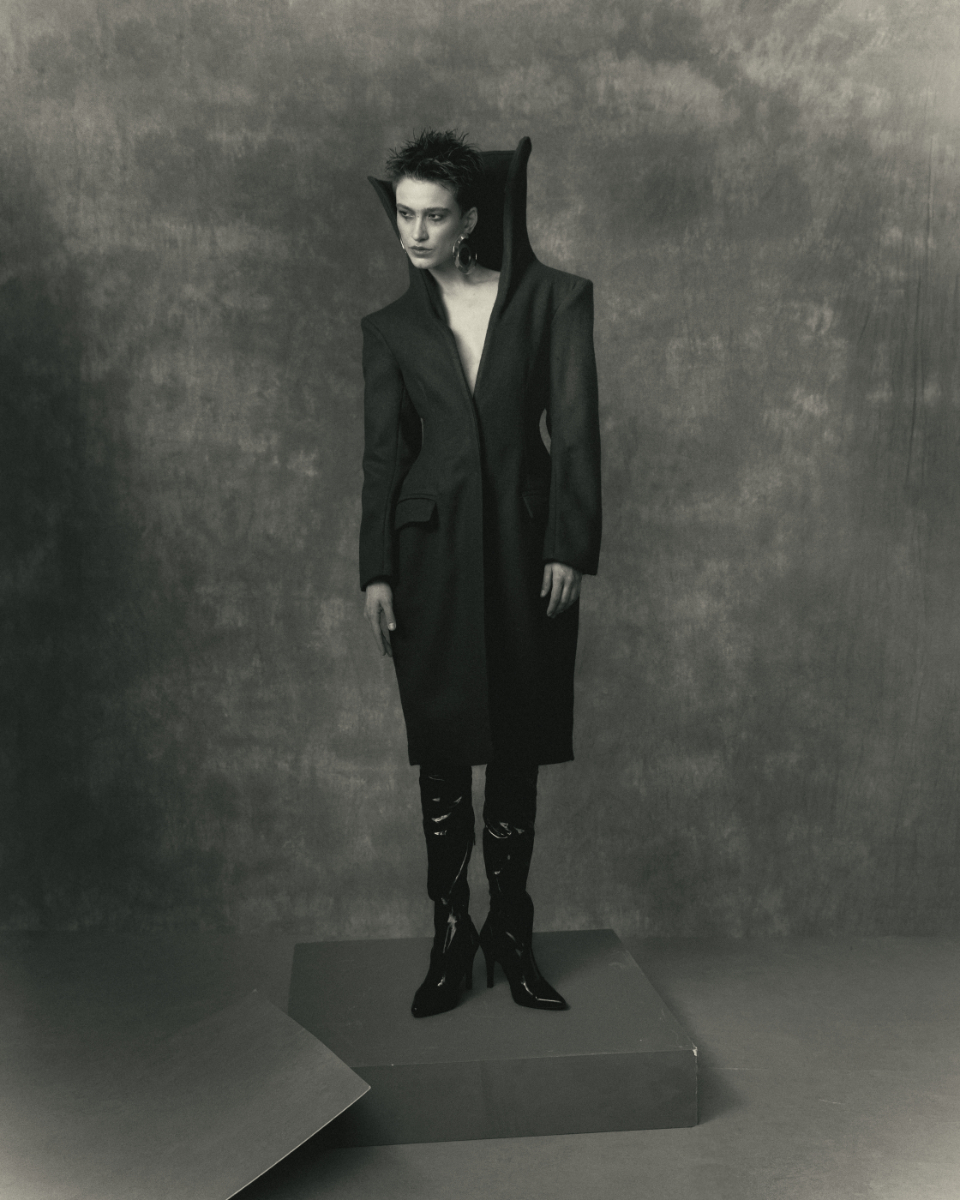 Antu: casaco, ATELIER ROGER COUTINHO. Luva (utilizada na cara), I LIKE IT. Brincos, CARLOS PENNA. Botas, AU BOTTIER.