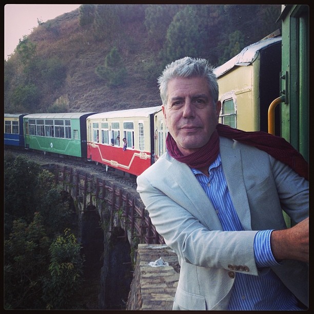 O chef Anthony Bourdain a bordo de um comboio nos Himalaias.