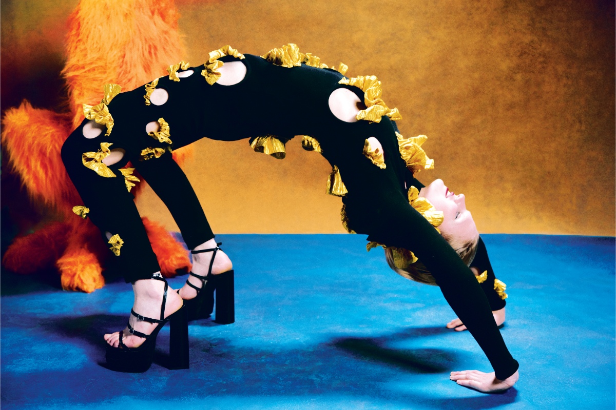 Bodysuit, HAUS OF VLAD. Sapatos, SAINT LAURENT BY ANTHONY VACCARELLO.