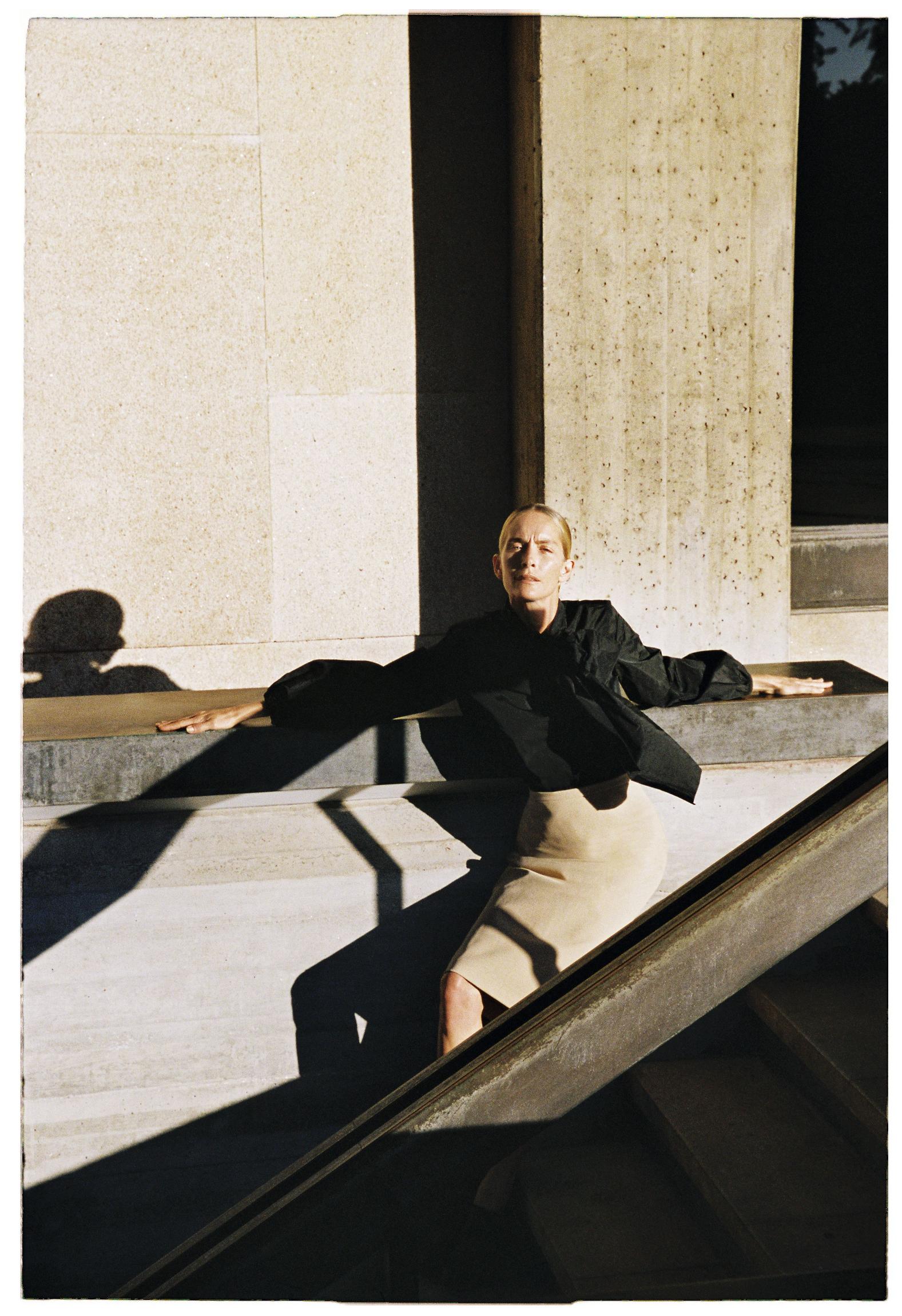 Blusa e saia, ambas MAX MARA.