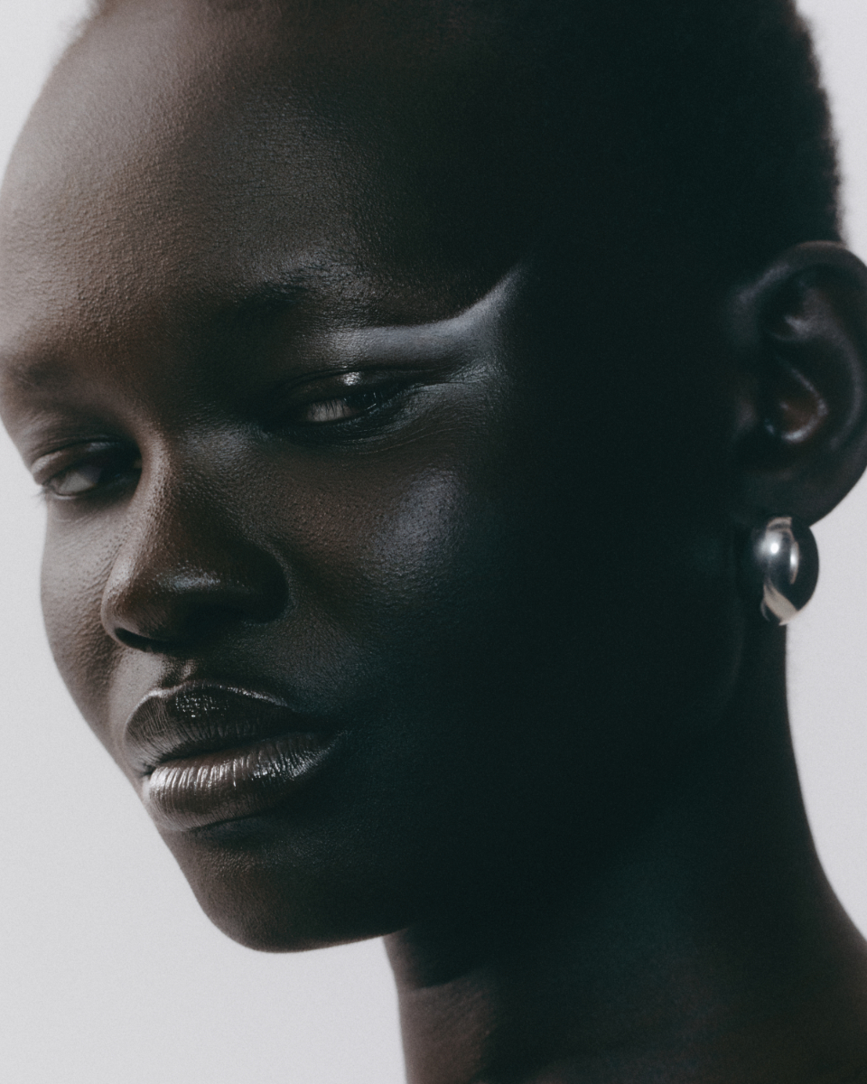 Vestido, MOSCHINO. Sapatos, VERSACE. 