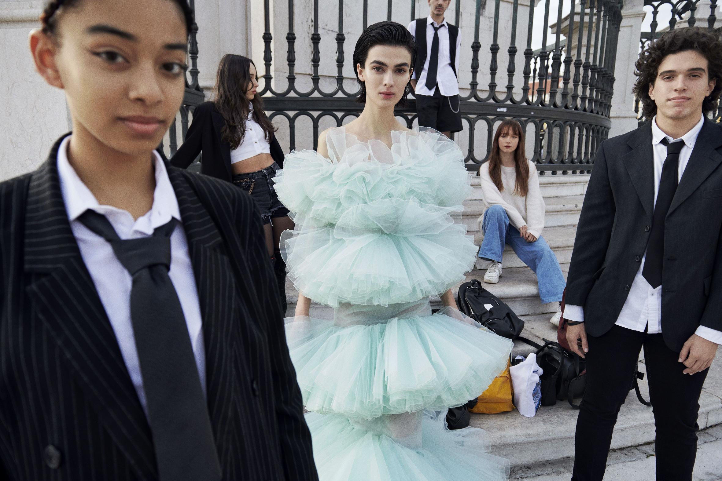 Vestido, GIAMBATTISTA VALLI. Mules, BALENCIAGA.