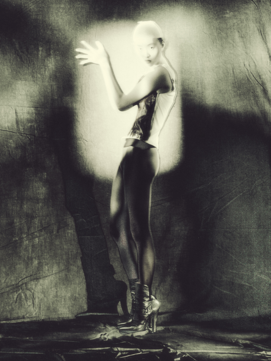 Top, GIUGLIA. Collants, CALZEDONIA. Sapatos, VERSACE. 