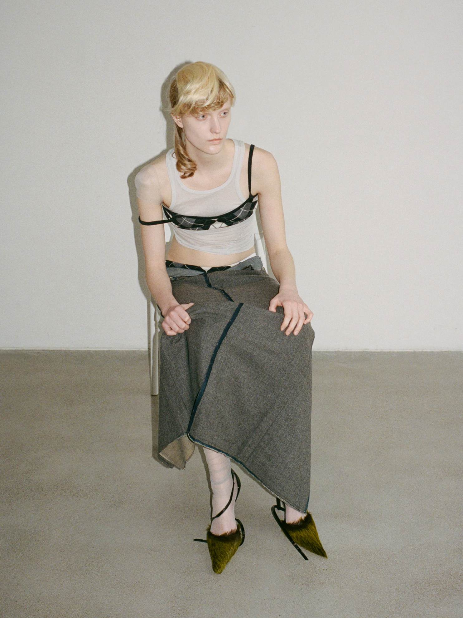 Soutien, PALOMA WOOL. Top, da produção. Saia, MM6 MAISON MARGIELA. Sapatos, ACNE STUDIOS. Soutien, PALOMA WOOL. Top, da produção. Saia, MM6 MAISON MARGIELA. Sapatos, ACNE STUDIOS.