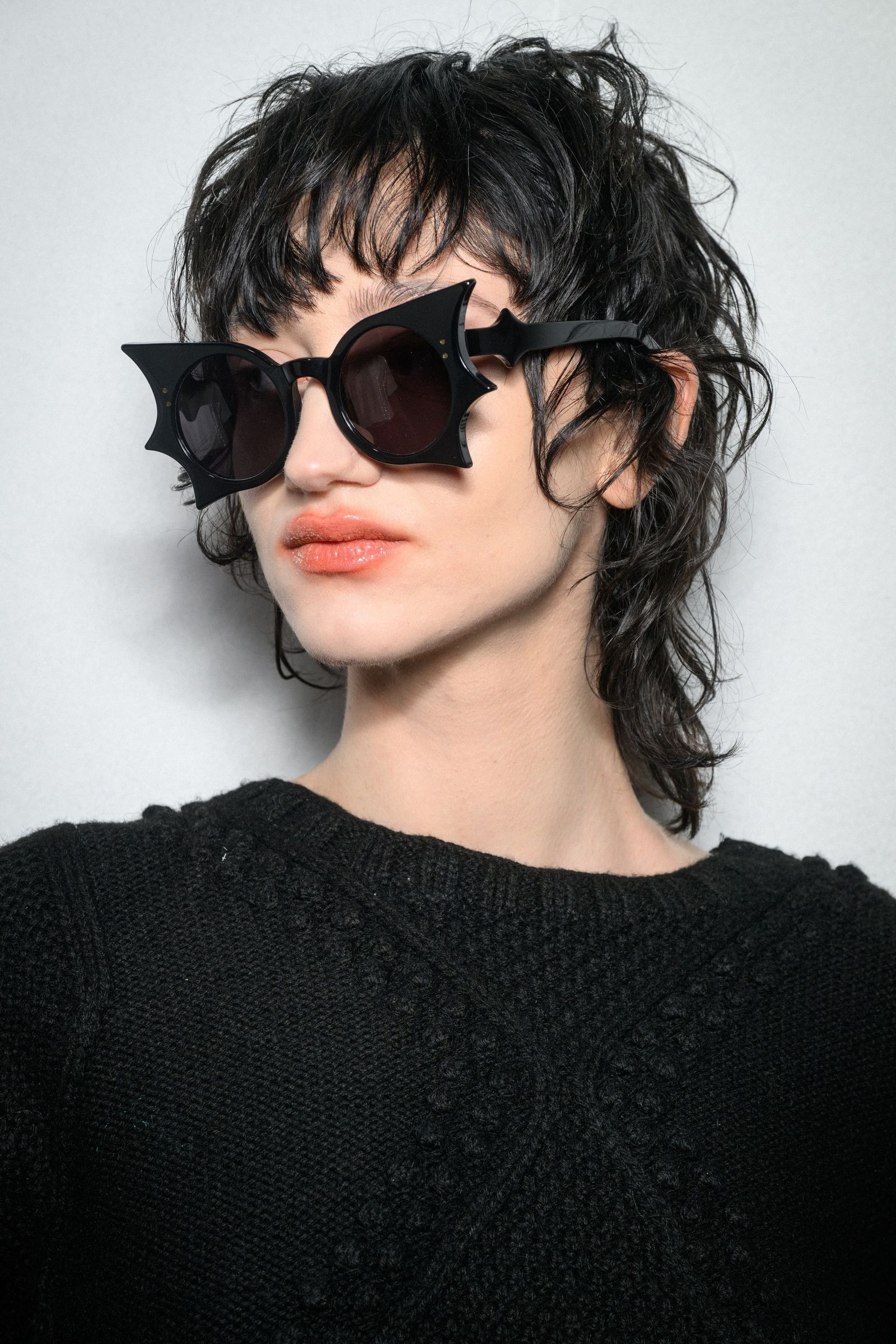 Modelo no desfile da Ashish bks, com corte wolf.
