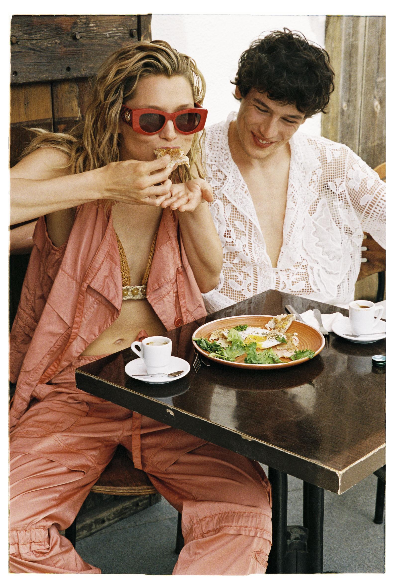 Anna: colete e calças, ISABEL MARANT. Top, ALBERTA FERRETTI. Óculos de sol, LANVIN. Filipe: top, da produção.