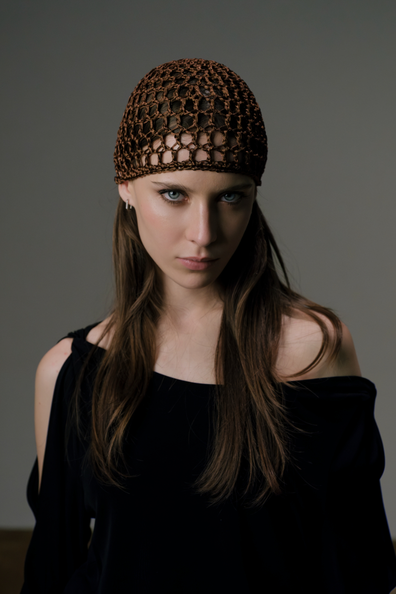 Lucia: camisola, DONNA KARAN. Saia, FACE TO FACE. Calças, ÈRI SIX. Headpiece, da produção. Sapatos, Steve Madden. Laura: casaco, FACE TO FACE. Meias e sapatos, da produção; Lucia: camisola, DONNA KARAN.  Headpiece, da produção.